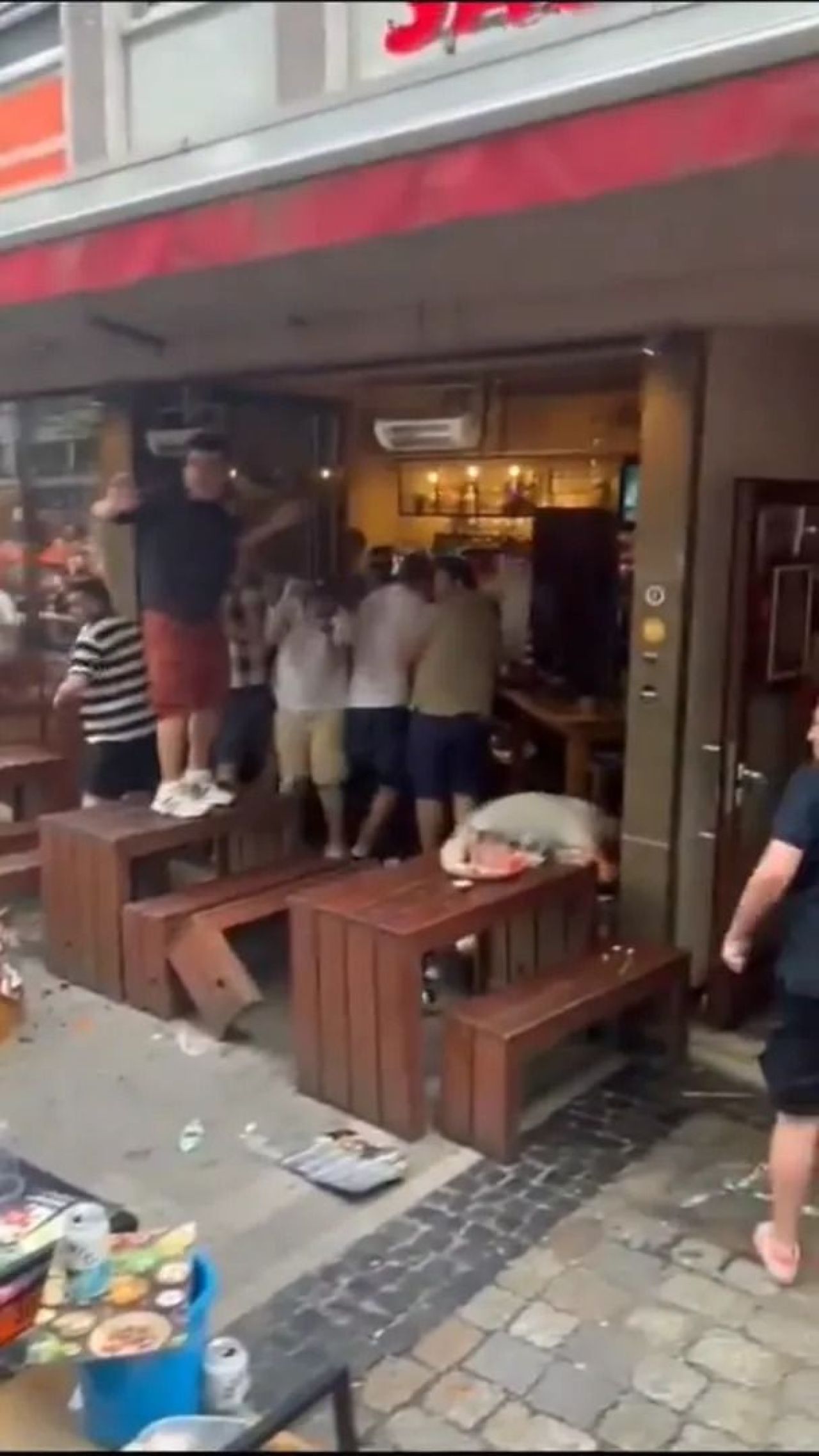Scene șocante înainte de Olanda - Anglia! Au devastat un bar și s-au bătut cu scaune și televizoare_16