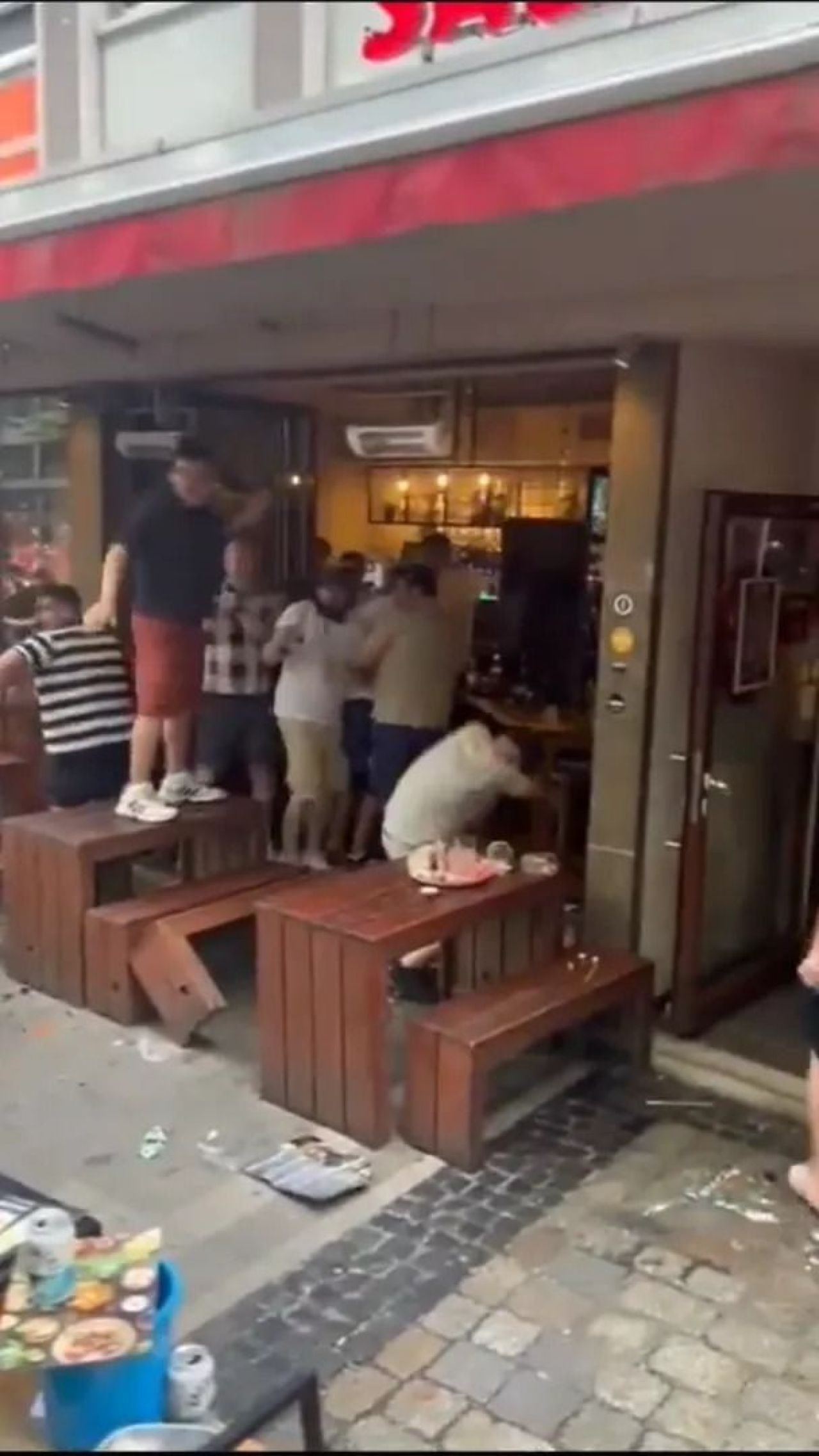 Scene șocante înainte de Olanda - Anglia! Au devastat un bar și s-au bătut cu scaune și televizoare_17