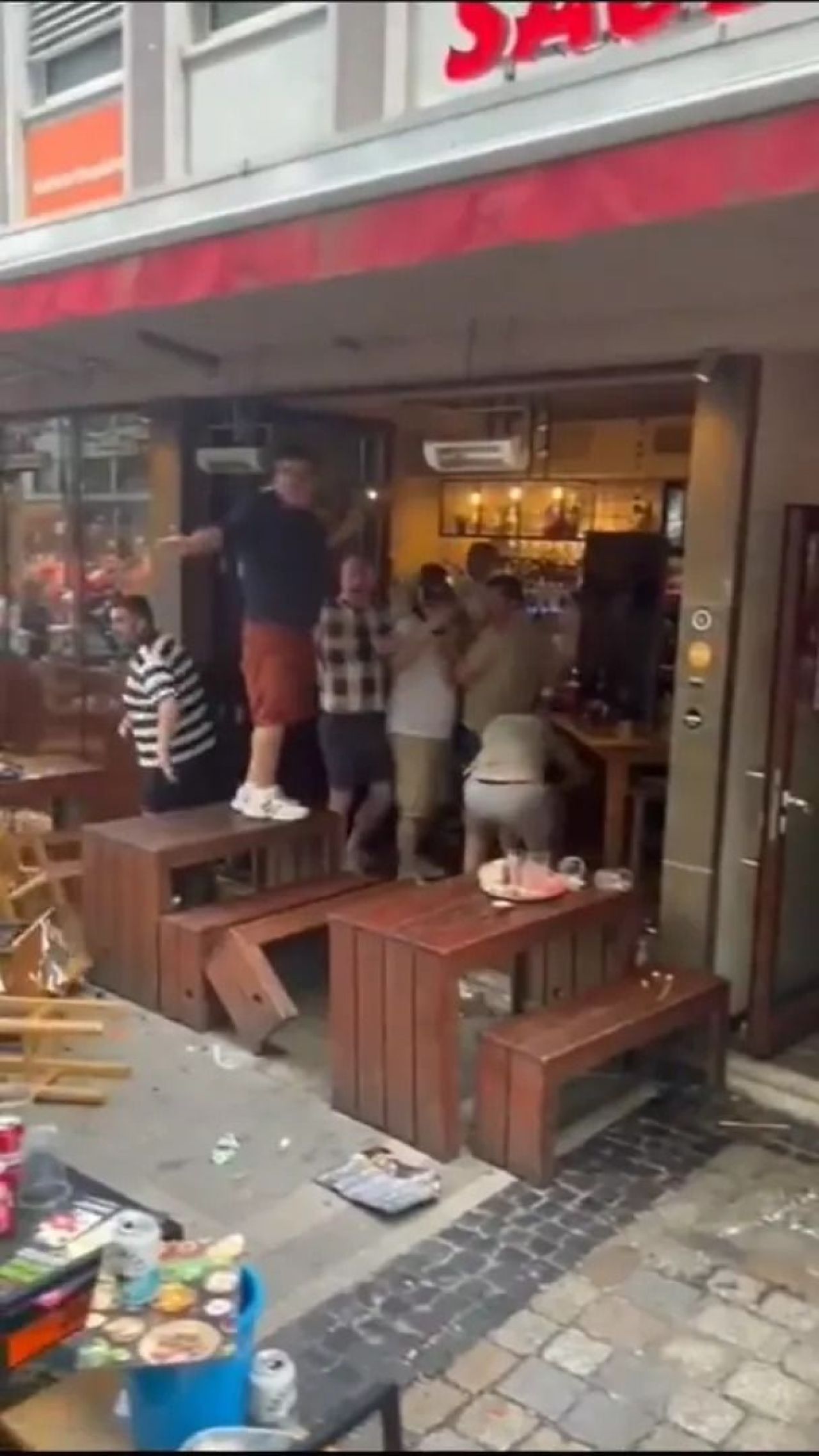 Scene șocante înainte de Olanda - Anglia! Au devastat un bar și s-au bătut cu scaune și televizoare_18
