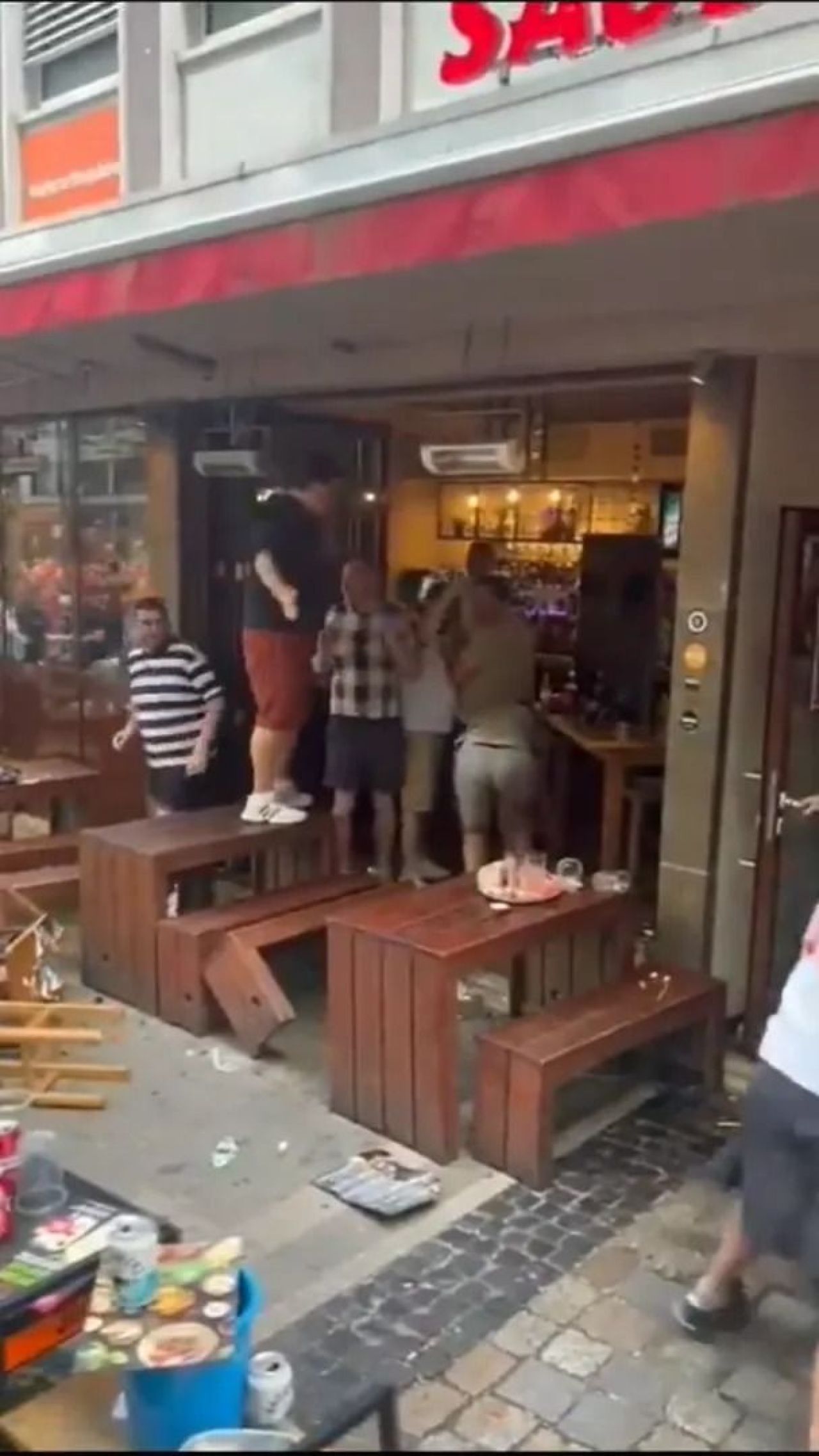 Scene șocante înainte de Olanda - Anglia! Au devastat un bar și s-au bătut cu scaune și televizoare_19