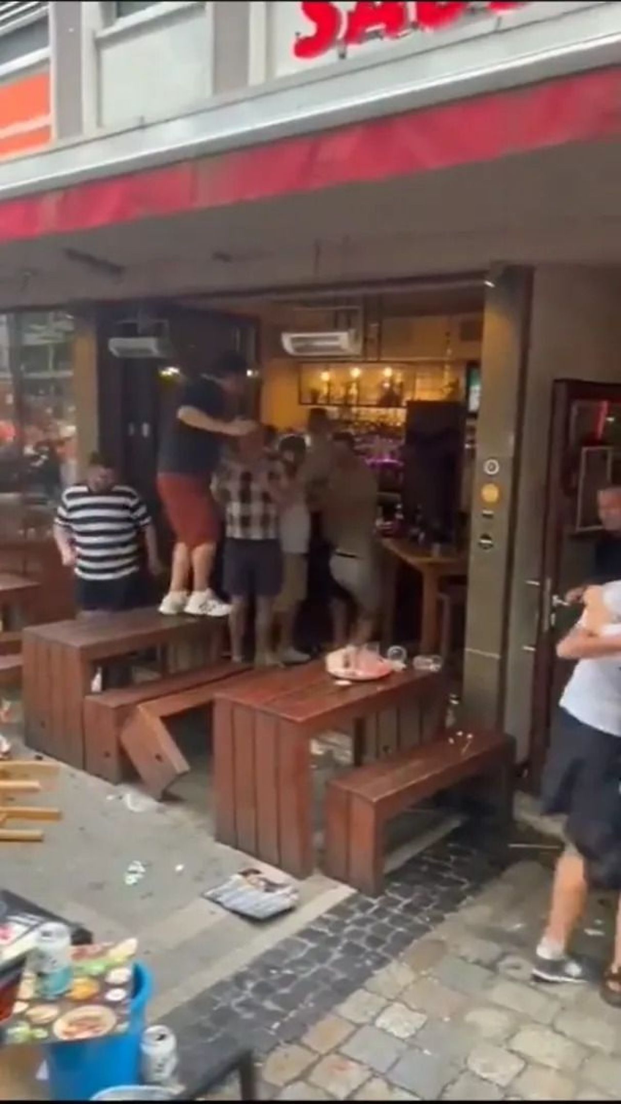 Scene șocante înainte de Olanda - Anglia! Au devastat un bar și s-au bătut cu scaune și televizoare_20