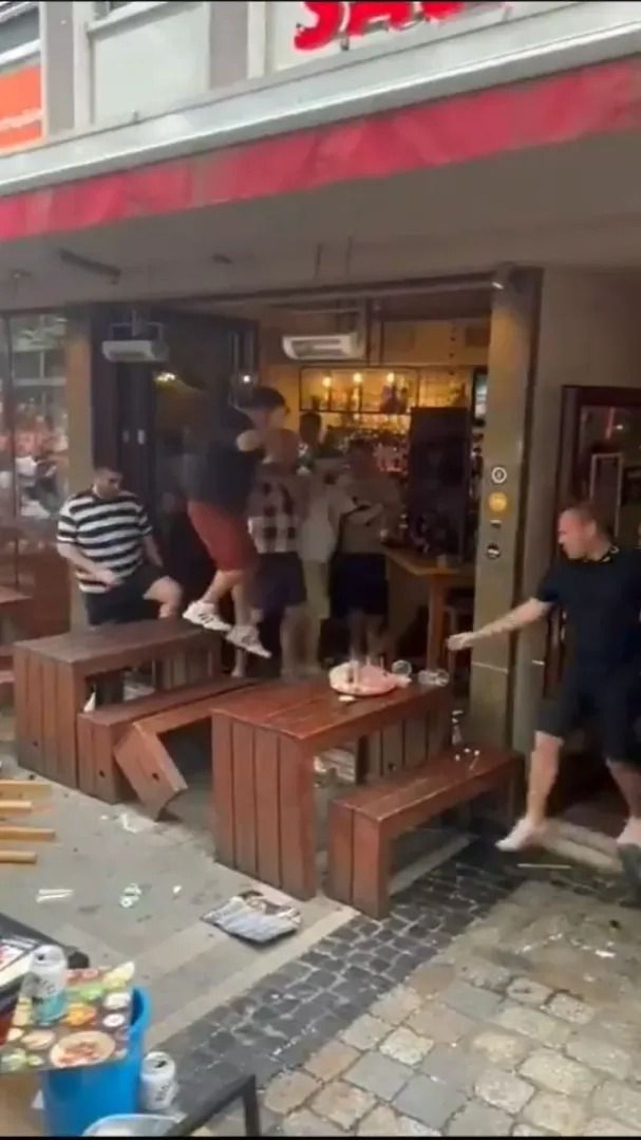Scene șocante înainte de Olanda - Anglia! Au devastat un bar și s-au bătut cu scaune și televizoare_21