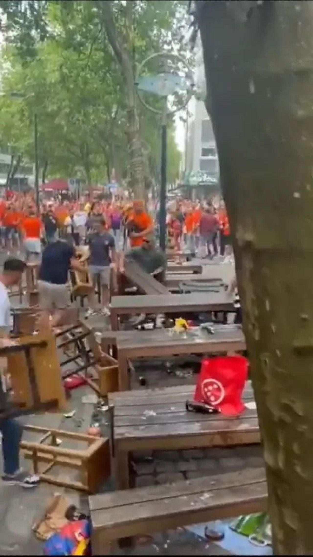 Scene șocante înainte de Olanda - Anglia! Au devastat un bar și s-au bătut cu scaune și televizoare_22