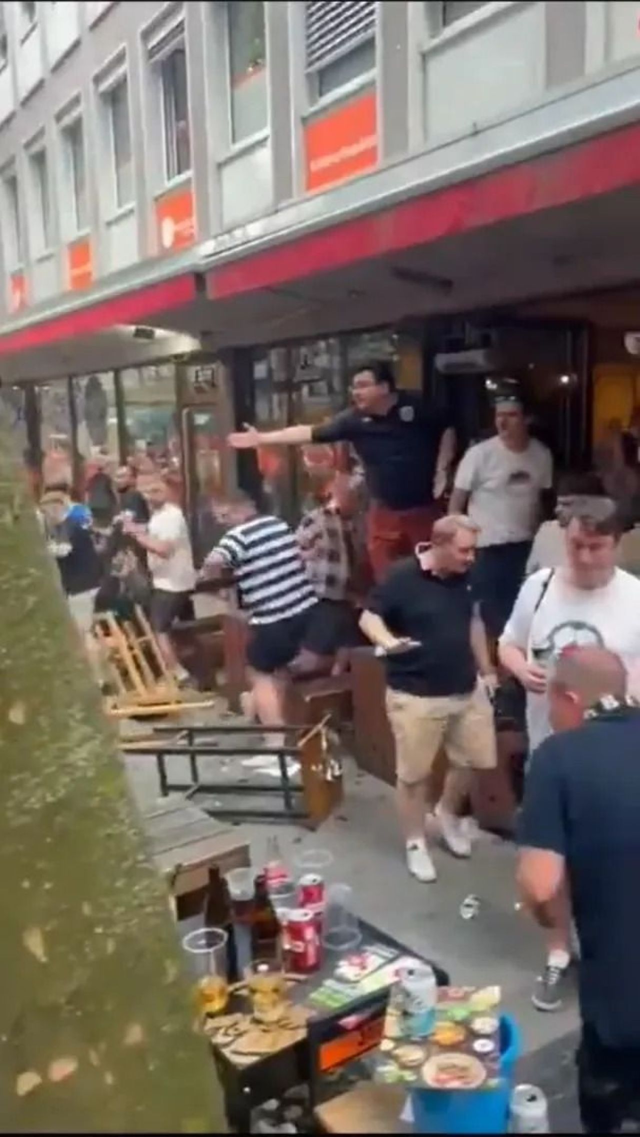 Scene șocante înainte de Olanda - Anglia! Au devastat un bar și s-au bătut cu scaune și televizoare_23