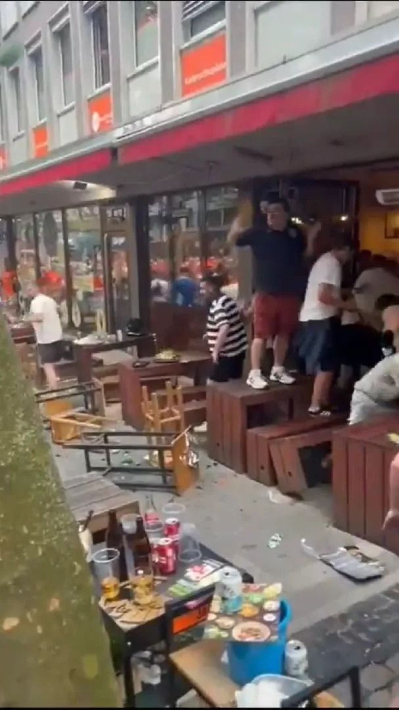 Scene șocante înainte de Olanda - Anglia! Au devastat un bar și s-au bătut cu scaune și televizoare_24
