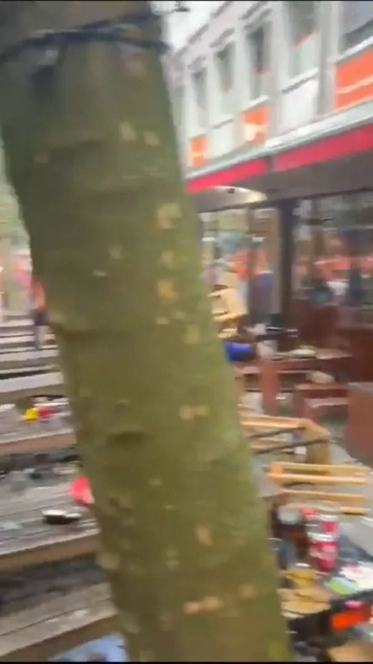 Scene șocante înainte de Olanda - Anglia! Au devastat un bar și s-au bătut cu scaune și televizoare_26