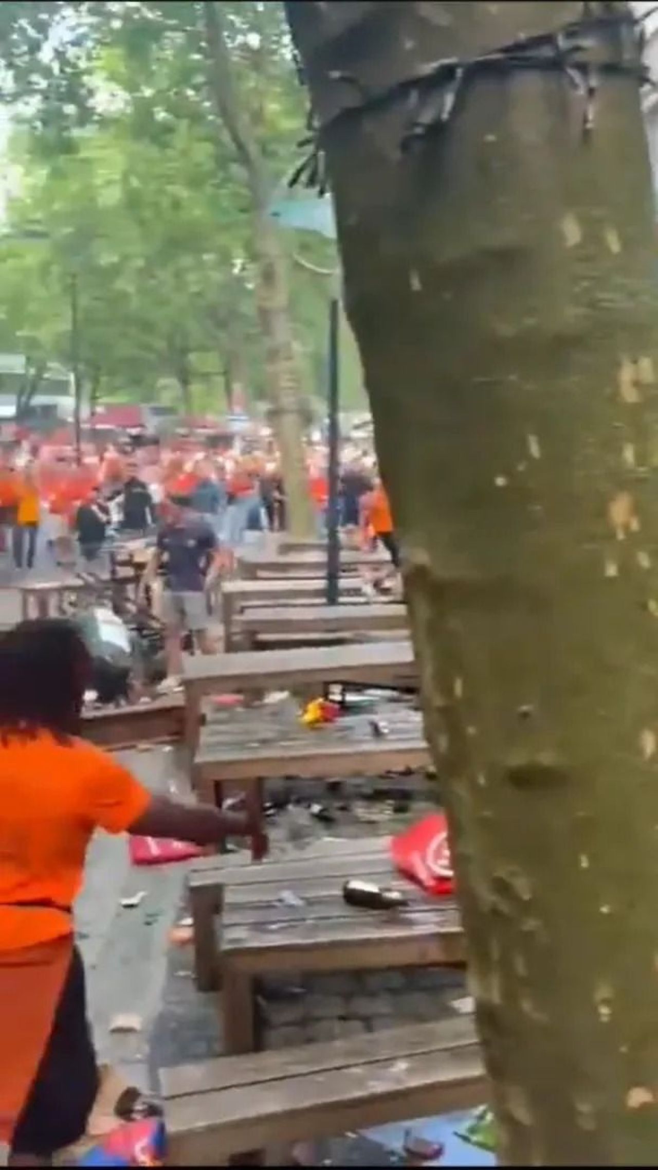 Scene șocante înainte de Olanda - Anglia! Au devastat un bar și s-au bătut cu scaune și televizoare_27