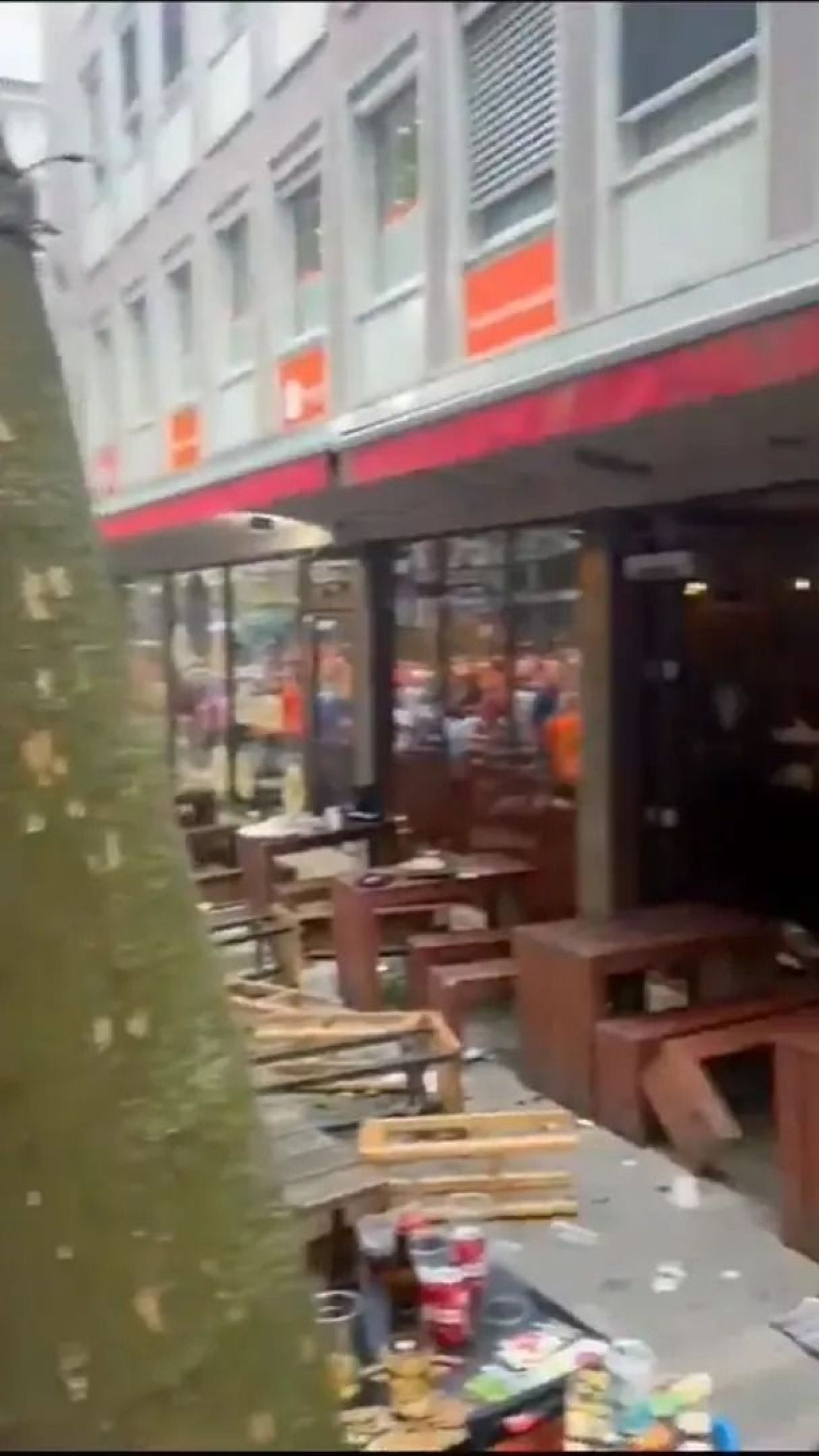 Scene șocante înainte de Olanda - Anglia! Au devastat un bar și s-au bătut cu scaune și televizoare_28