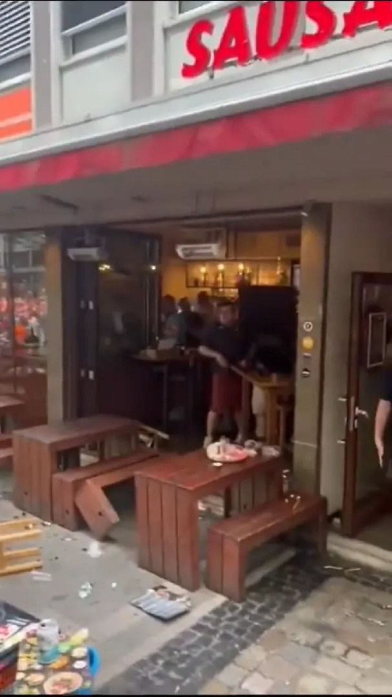 Scene șocante înainte de Olanda - Anglia! Au devastat un bar și s-au bătut cu scaune și televizoare_30