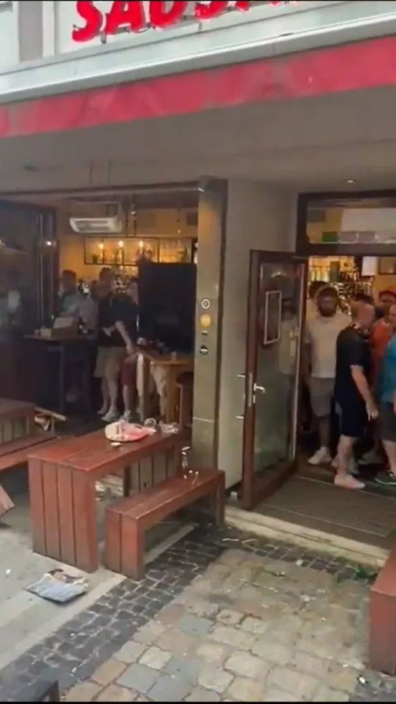 Scene șocante înainte de Olanda - Anglia! Au devastat un bar și s-au bătut cu scaune și televizoare_32