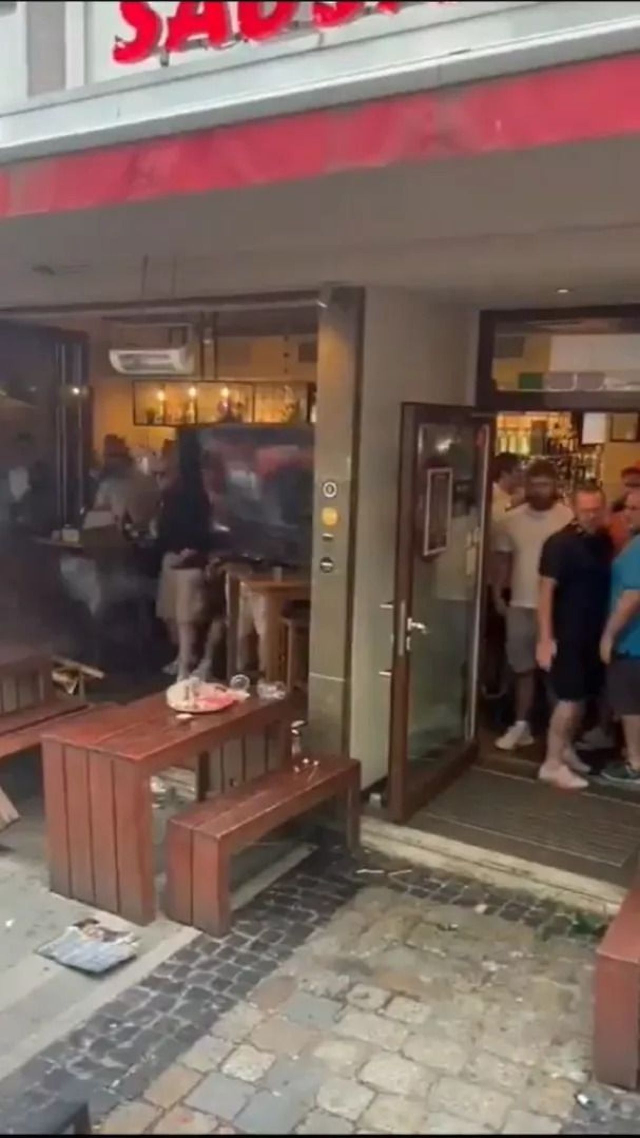 Scene șocante înainte de Olanda - Anglia! Au devastat un bar și s-au bătut cu scaune și televizoare_33