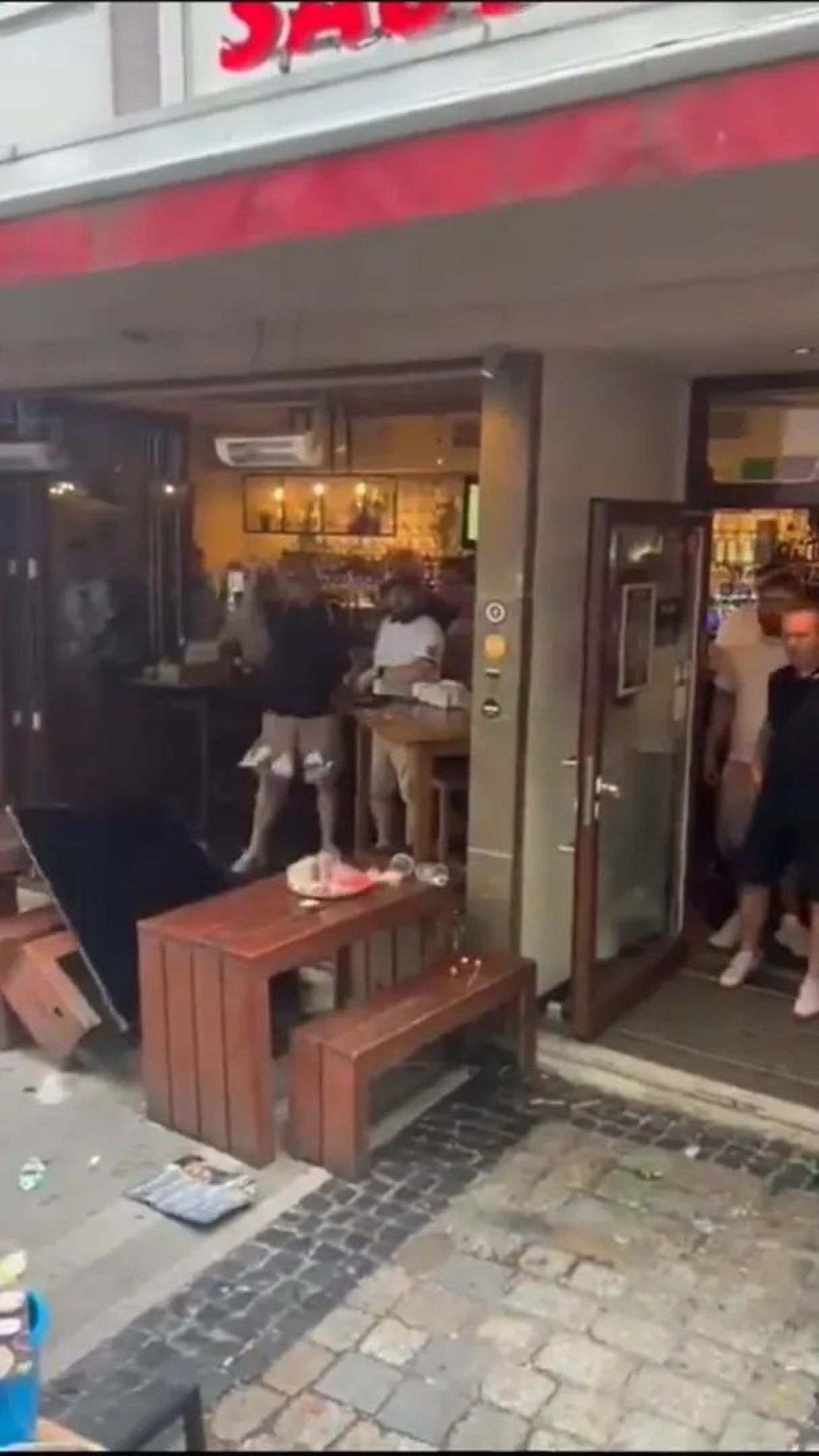 Scene șocante înainte de Olanda - Anglia! Au devastat un bar și s-au bătut cu scaune și televizoare_34
