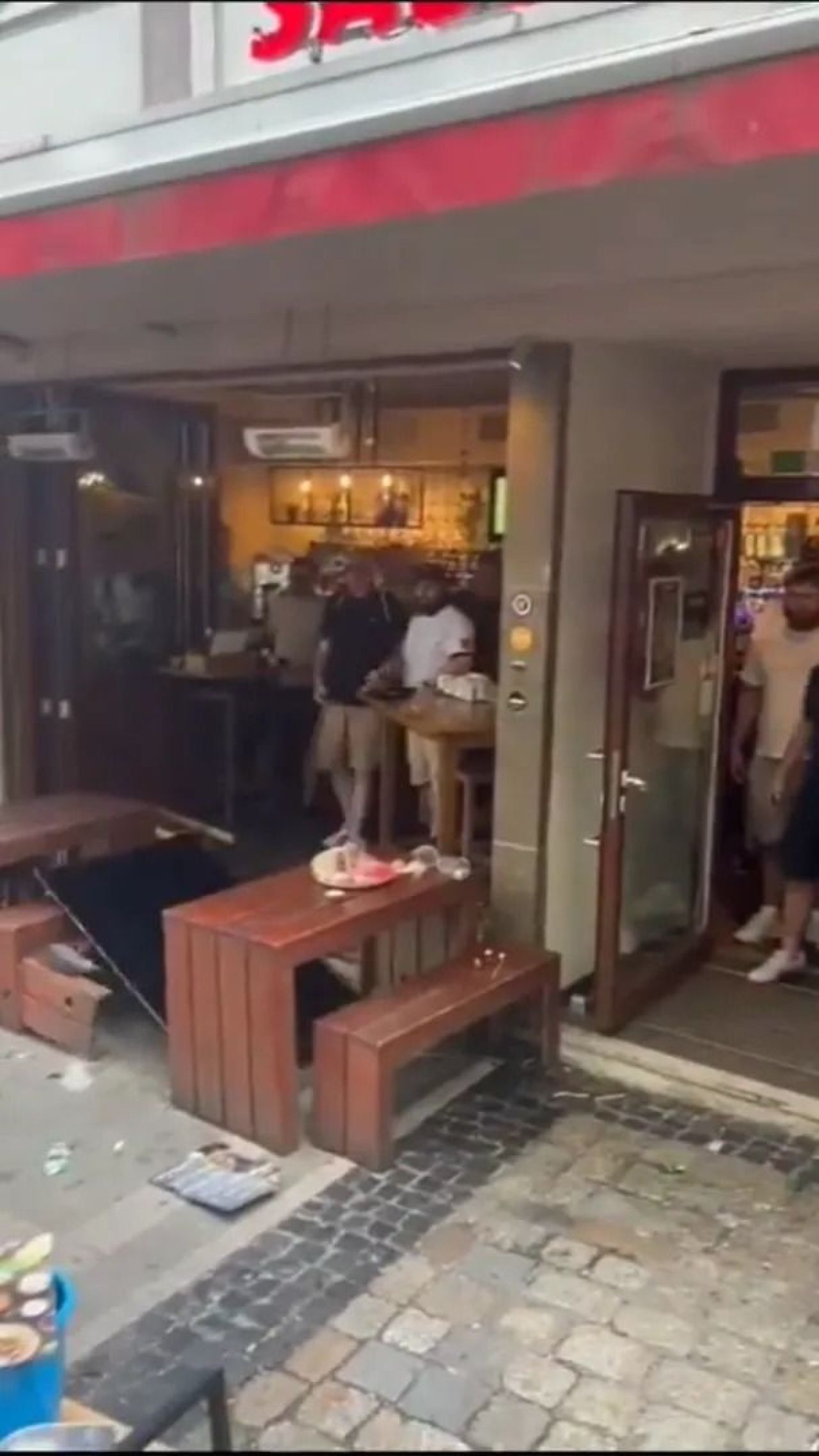 Scene șocante înainte de Olanda - Anglia! Au devastat un bar și s-au bătut cu scaune și televizoare_35