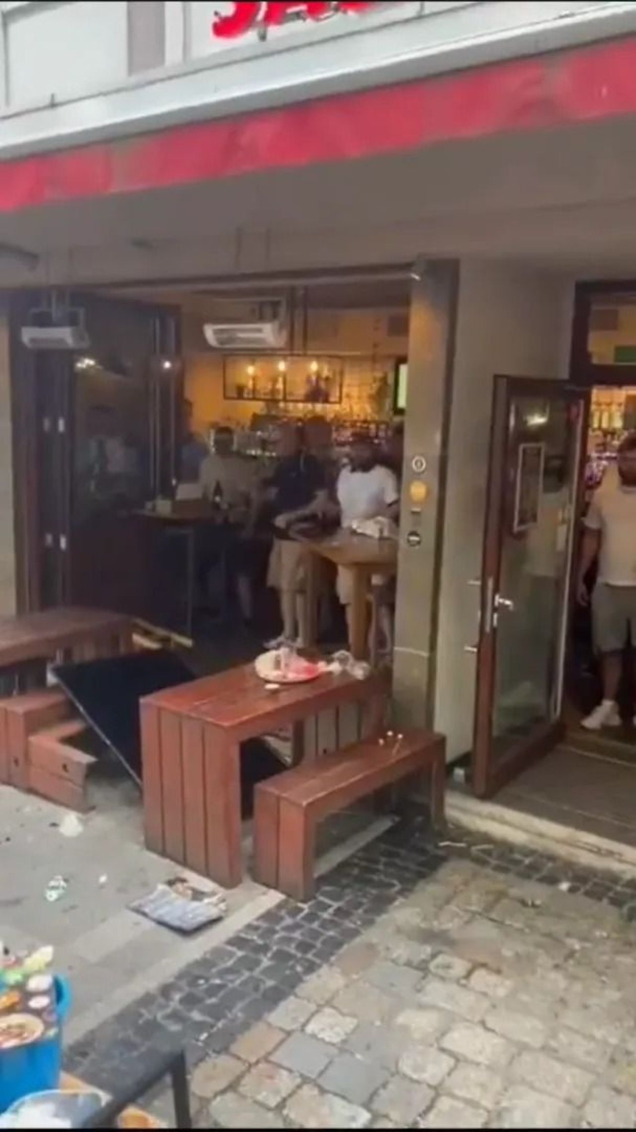 Scene șocante înainte de Olanda - Anglia! Au devastat un bar și s-au bătut cu scaune și televizoare_36