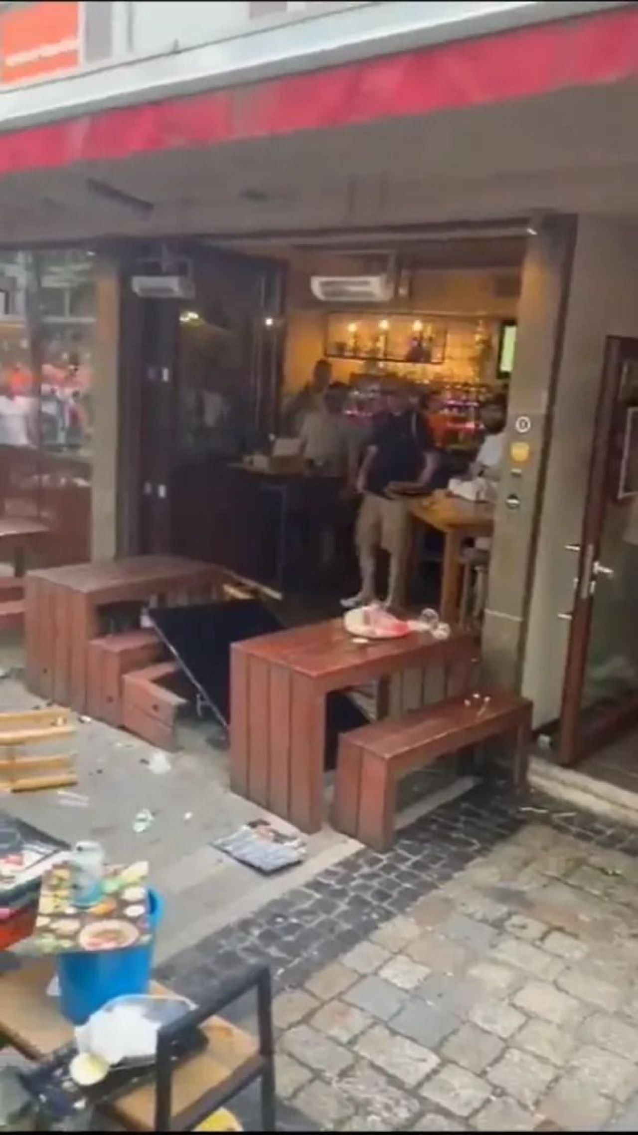 Scene șocante înainte de Olanda - Anglia! Au devastat un bar și s-au bătut cu scaune și televizoare_38
