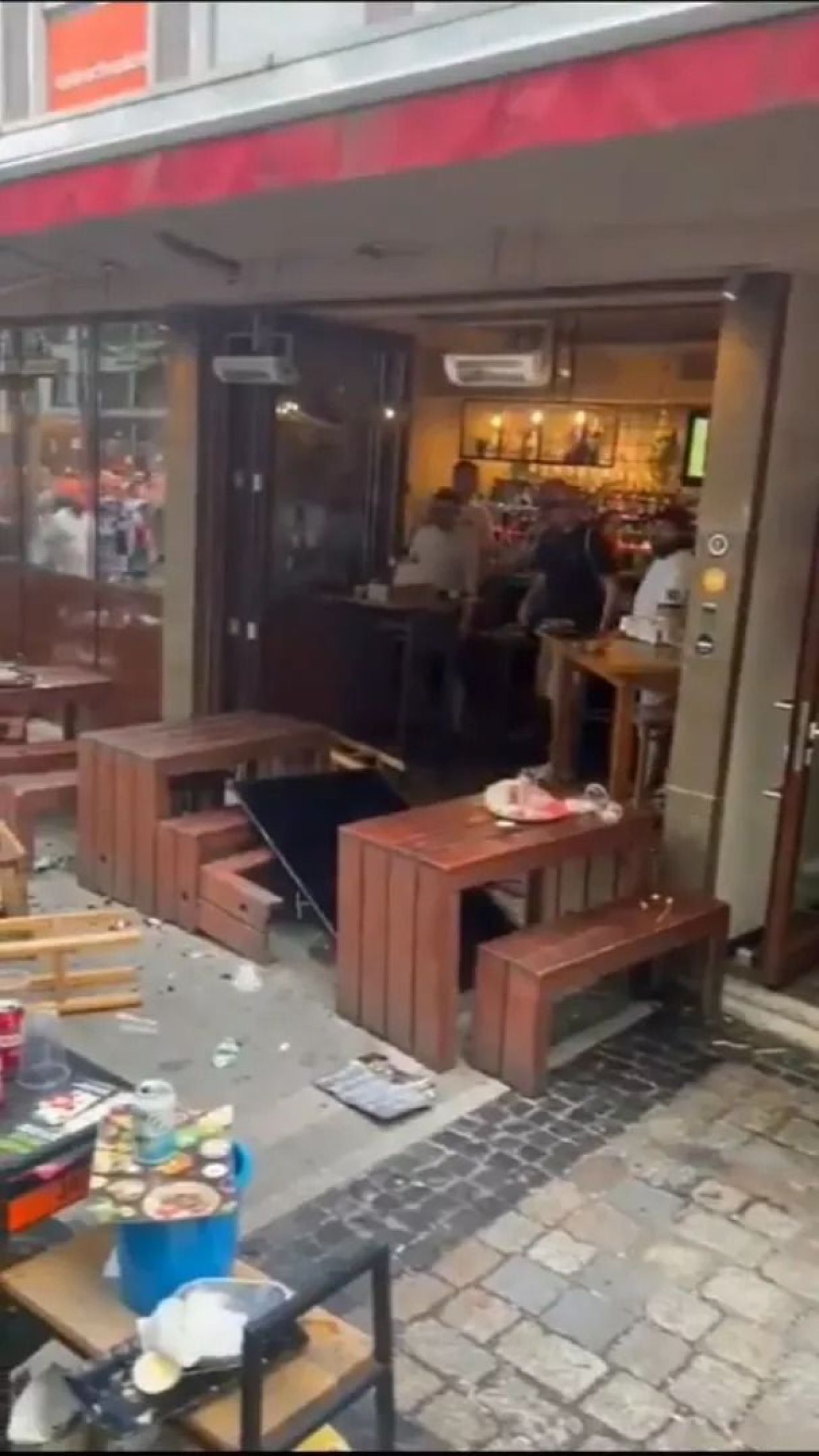Scene șocante înainte de Olanda - Anglia! Au devastat un bar și s-au bătut cu scaune și televizoare_39