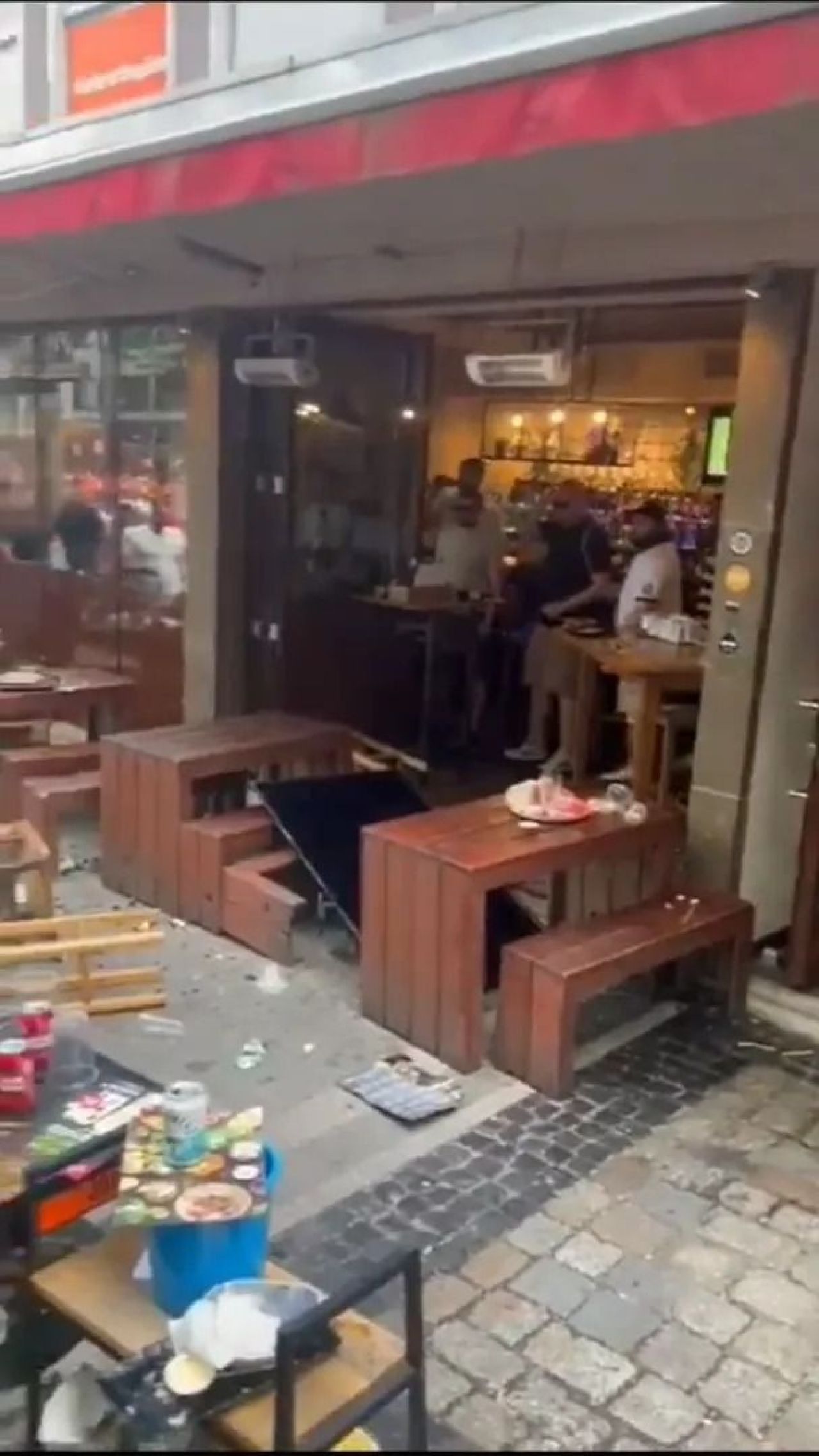 Scene șocante înainte de Olanda - Anglia! Au devastat un bar și s-au bătut cu scaune și televizoare_40