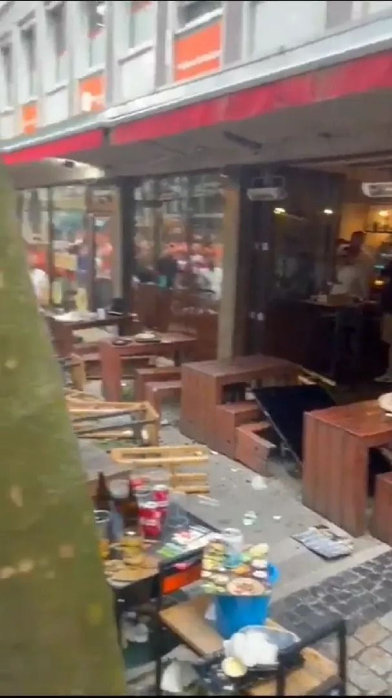 Scene șocante înainte de Olanda - Anglia! Au devastat un bar și s-au bătut cu scaune și televizoare_41