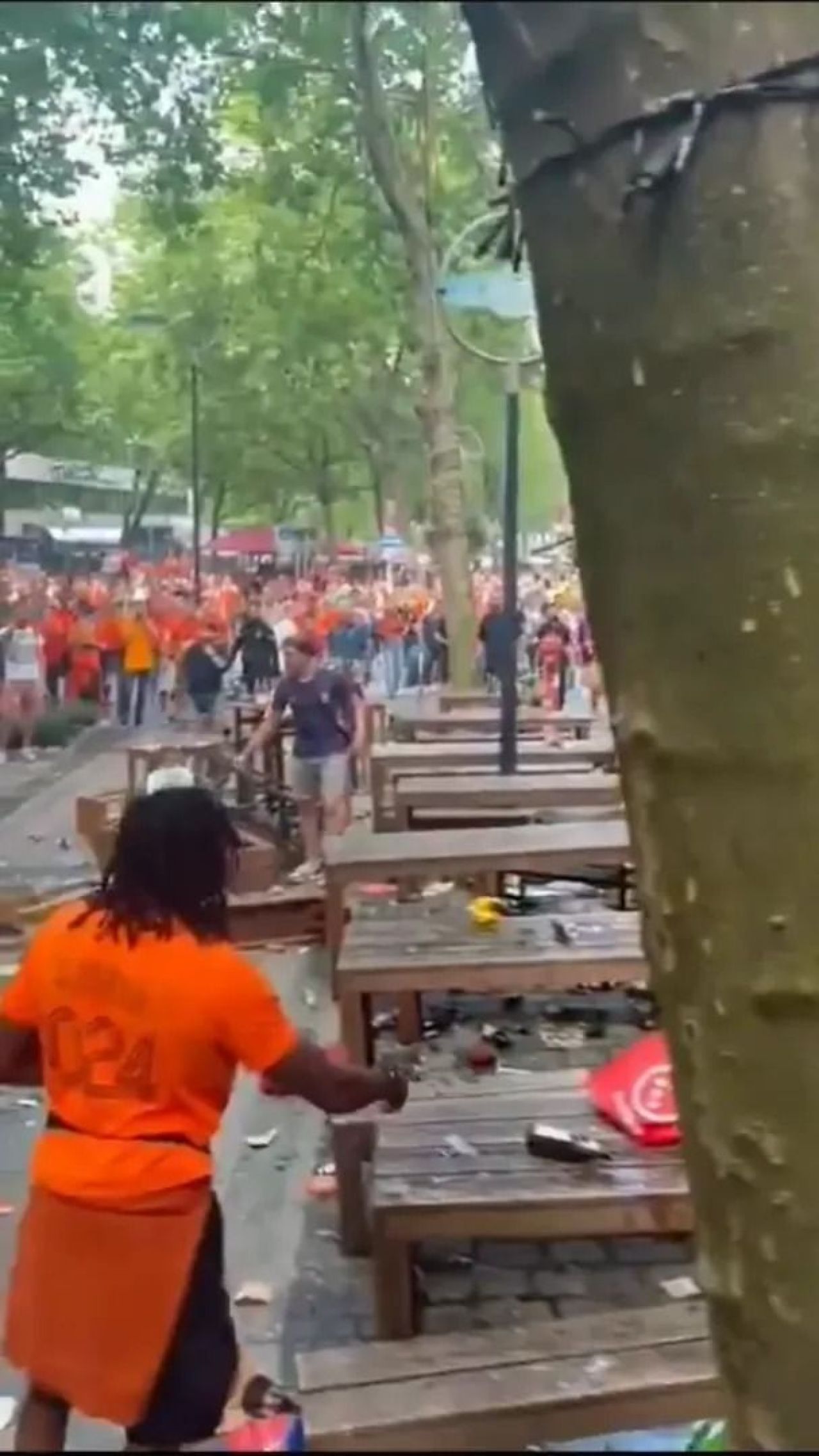 Scene șocante înainte de Olanda - Anglia! Au devastat un bar și s-au bătut cu scaune și televizoare_42