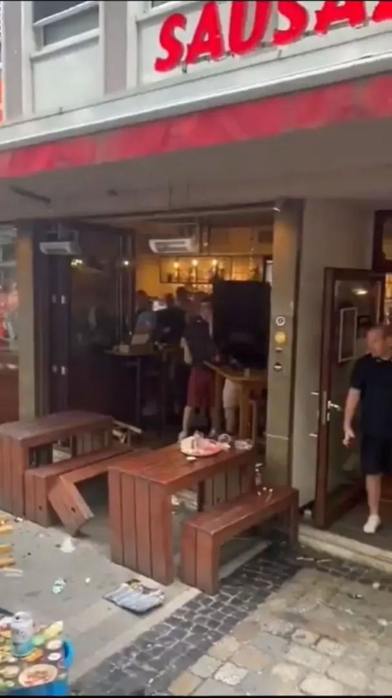Scene șocante înainte de Olanda - Anglia! Au devastat un bar și s-au bătut cu scaune și televizoare_44