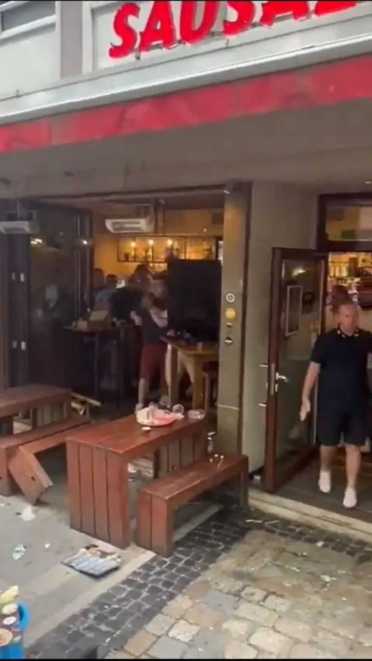 Scene șocante înainte de Olanda - Anglia! Au devastat un bar și s-au bătut cu scaune și televizoare_45