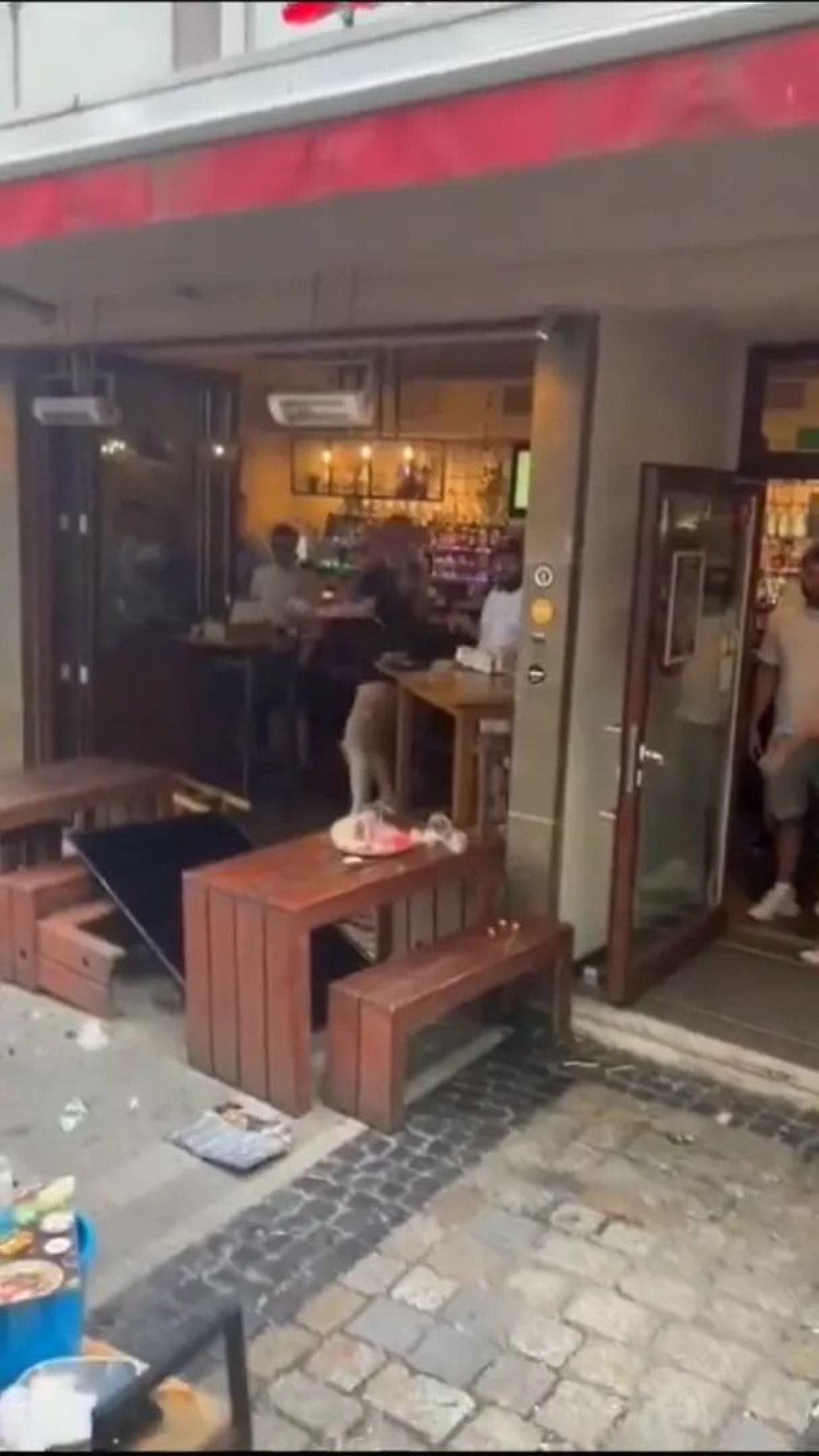 Scene șocante înainte de Olanda - Anglia! Au devastat un bar și s-au bătut cu scaune și televizoare_48