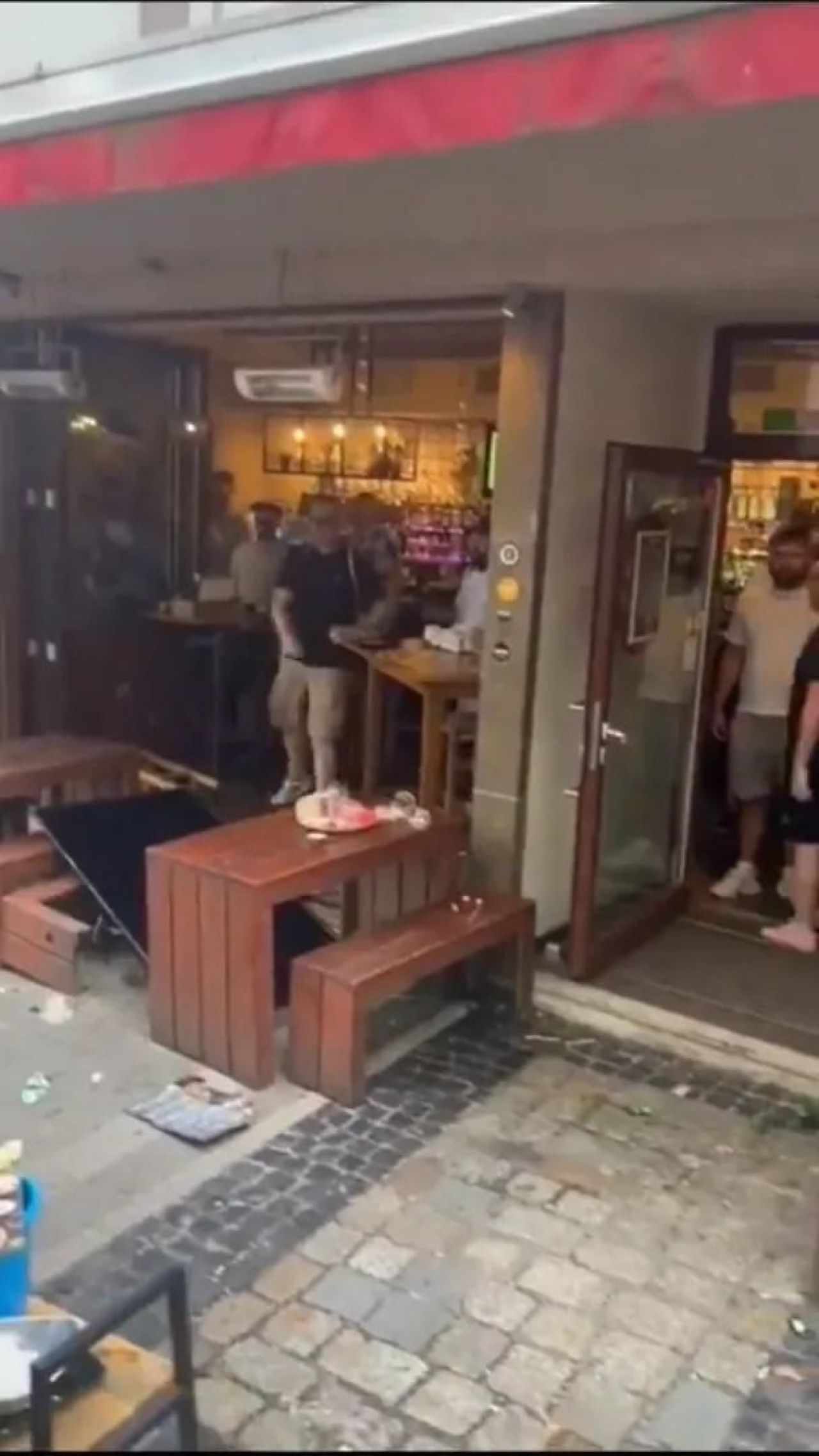Scene șocante înainte de Olanda - Anglia! Au devastat un bar și s-au bătut cu scaune și televizoare_49