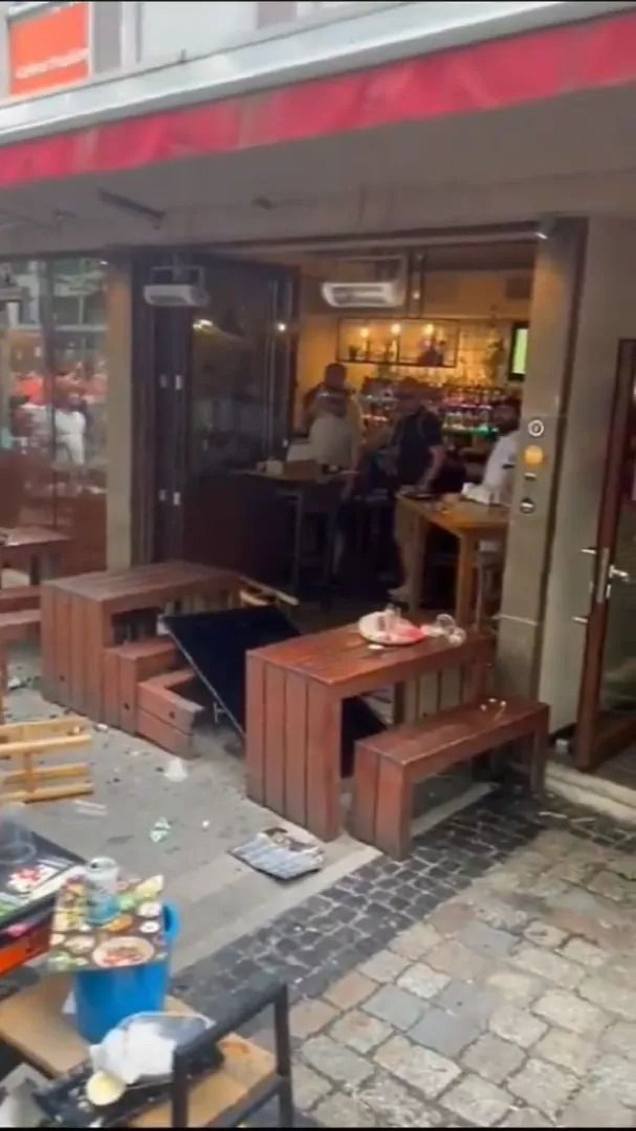 Scene șocante înainte de Olanda - Anglia! Au devastat un bar și s-au bătut cu scaune și televizoare_51