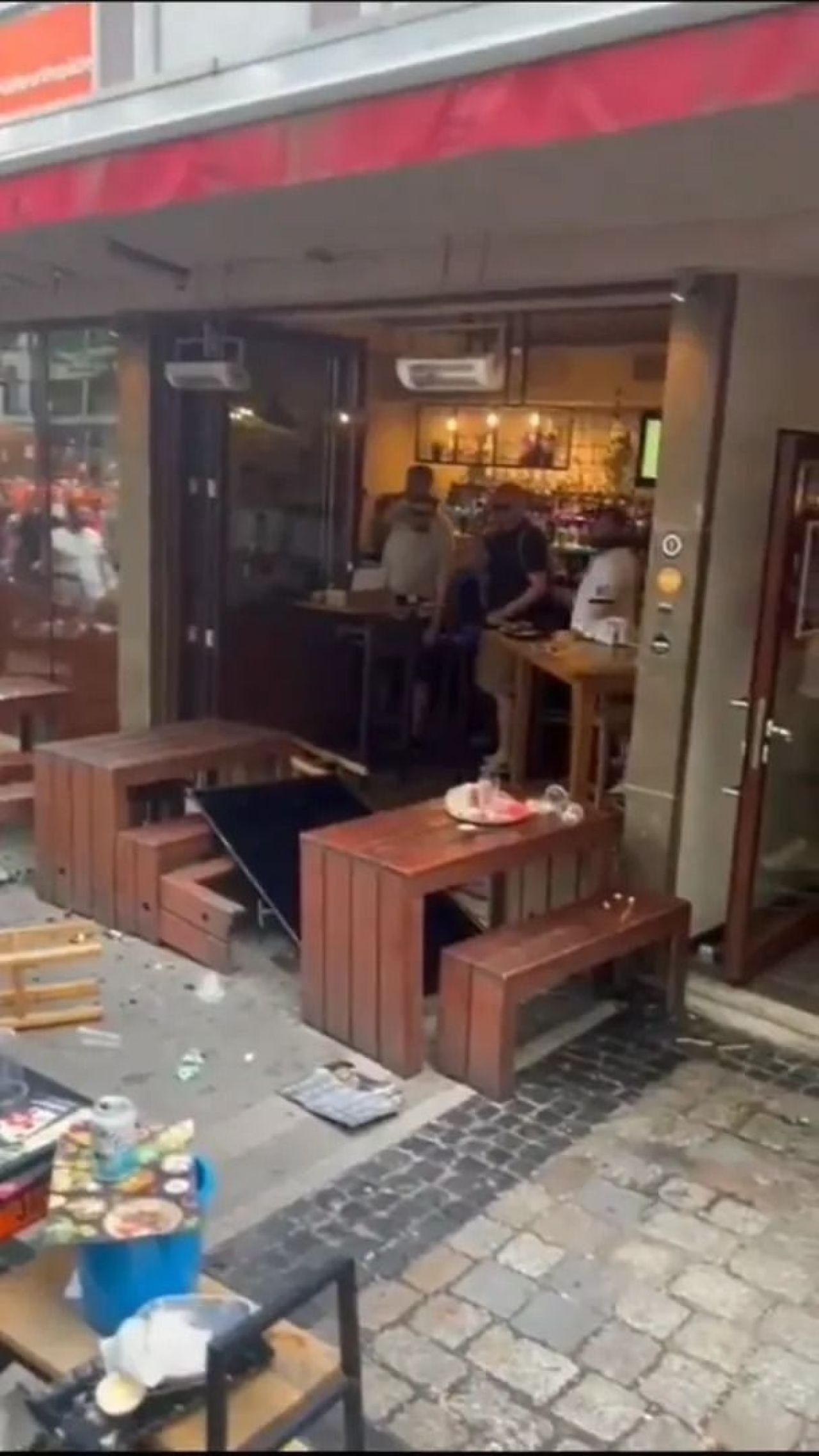 Scene șocante înainte de Olanda - Anglia! Au devastat un bar și s-au bătut cu scaune și televizoare_52