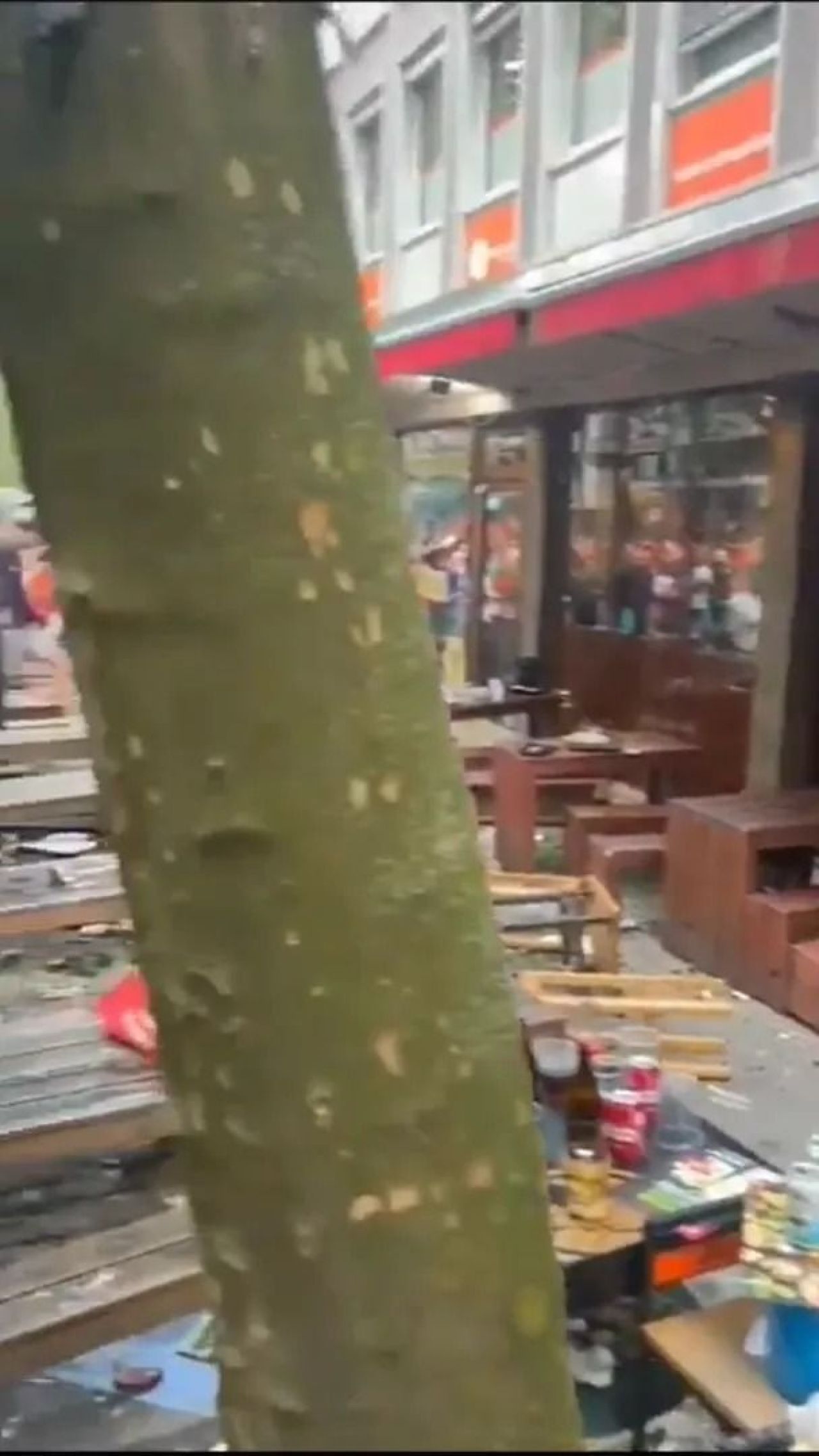 Scene șocante înainte de Olanda - Anglia! Au devastat un bar și s-au bătut cu scaune și televizoare_53