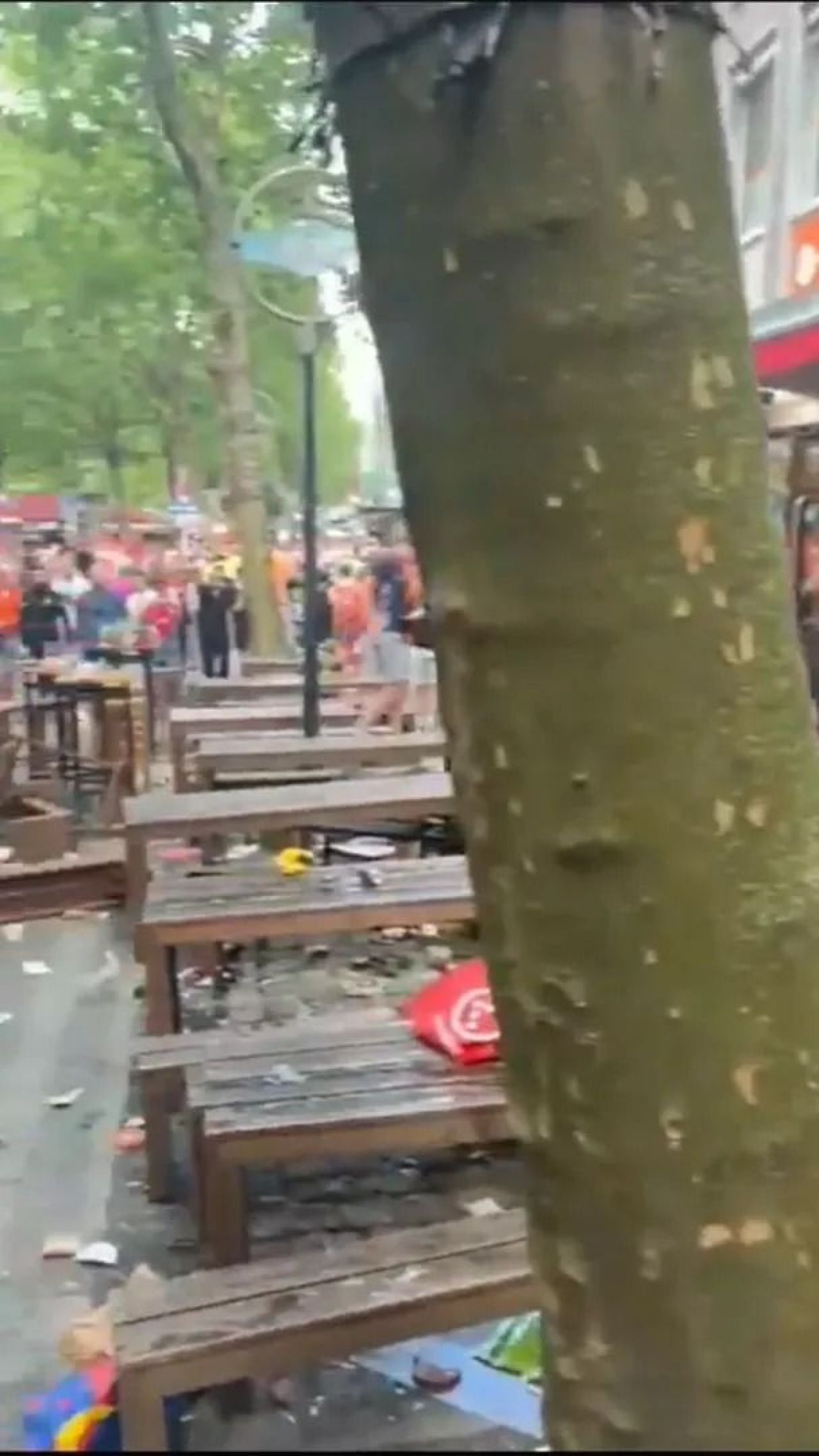 Scene șocante înainte de Olanda - Anglia! Au devastat un bar și s-au bătut cu scaune și televizoare_54