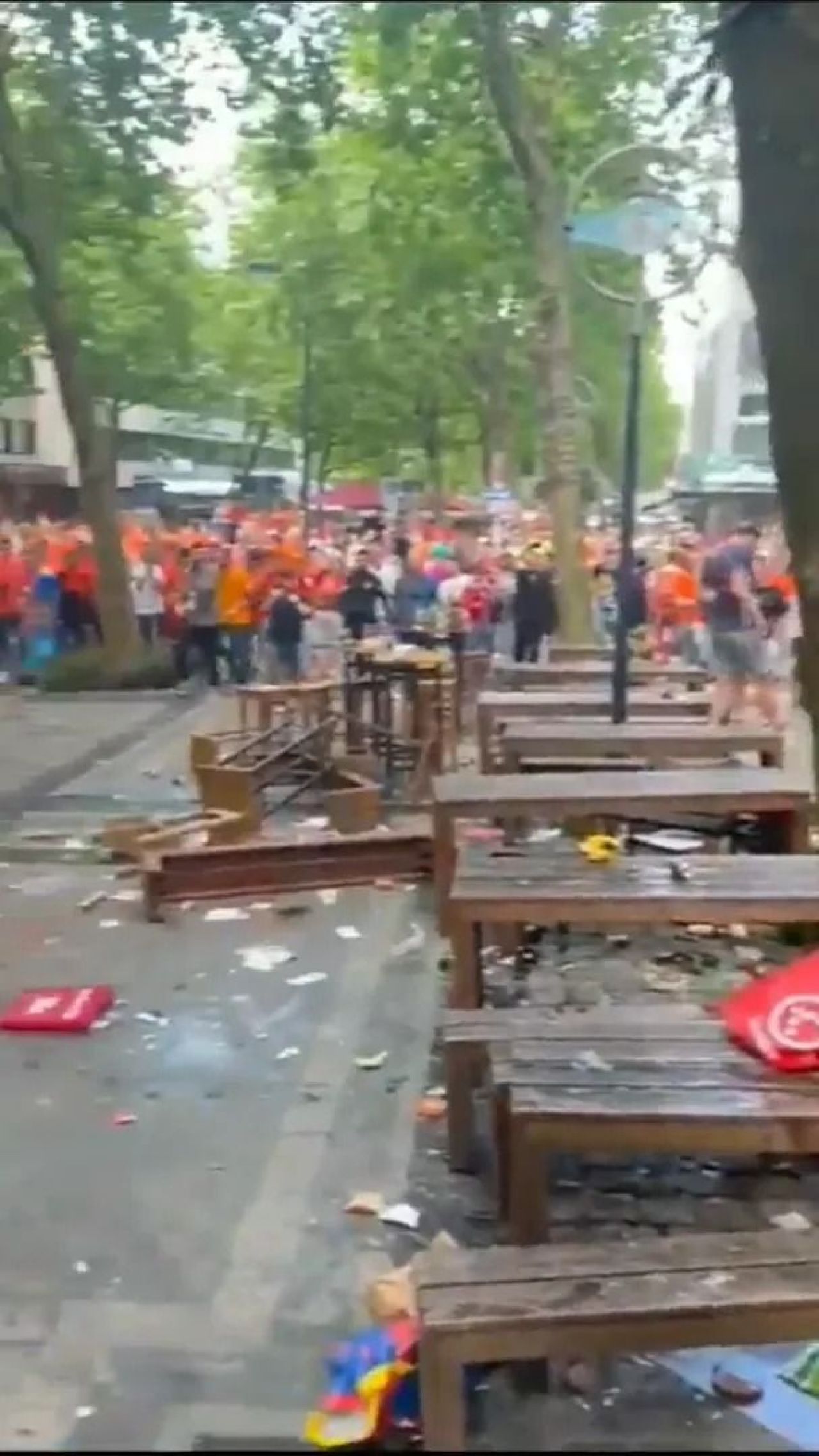 Scene șocante înainte de Olanda - Anglia! Au devastat un bar și s-au bătut cu scaune și televizoare_55