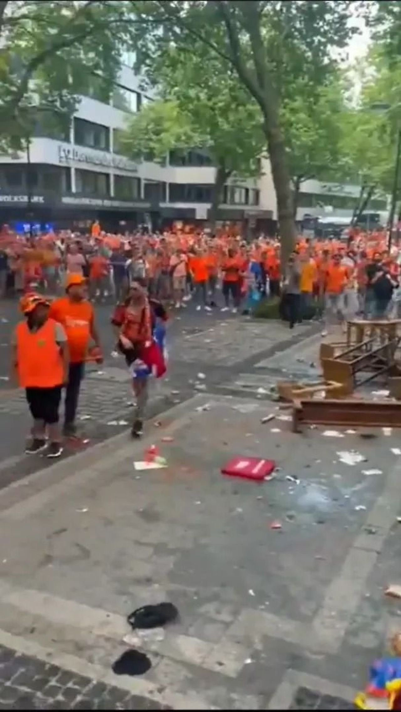 Scene șocante înainte de Olanda - Anglia! Au devastat un bar și s-au bătut cu scaune și televizoare_56