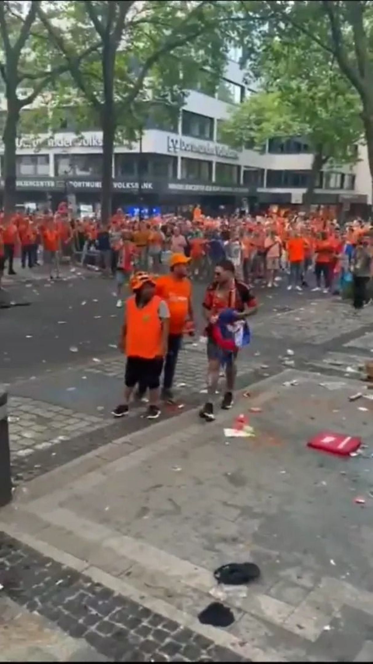 Scene șocante înainte de Olanda - Anglia! Au devastat un bar și s-au bătut cu scaune și televizoare_57