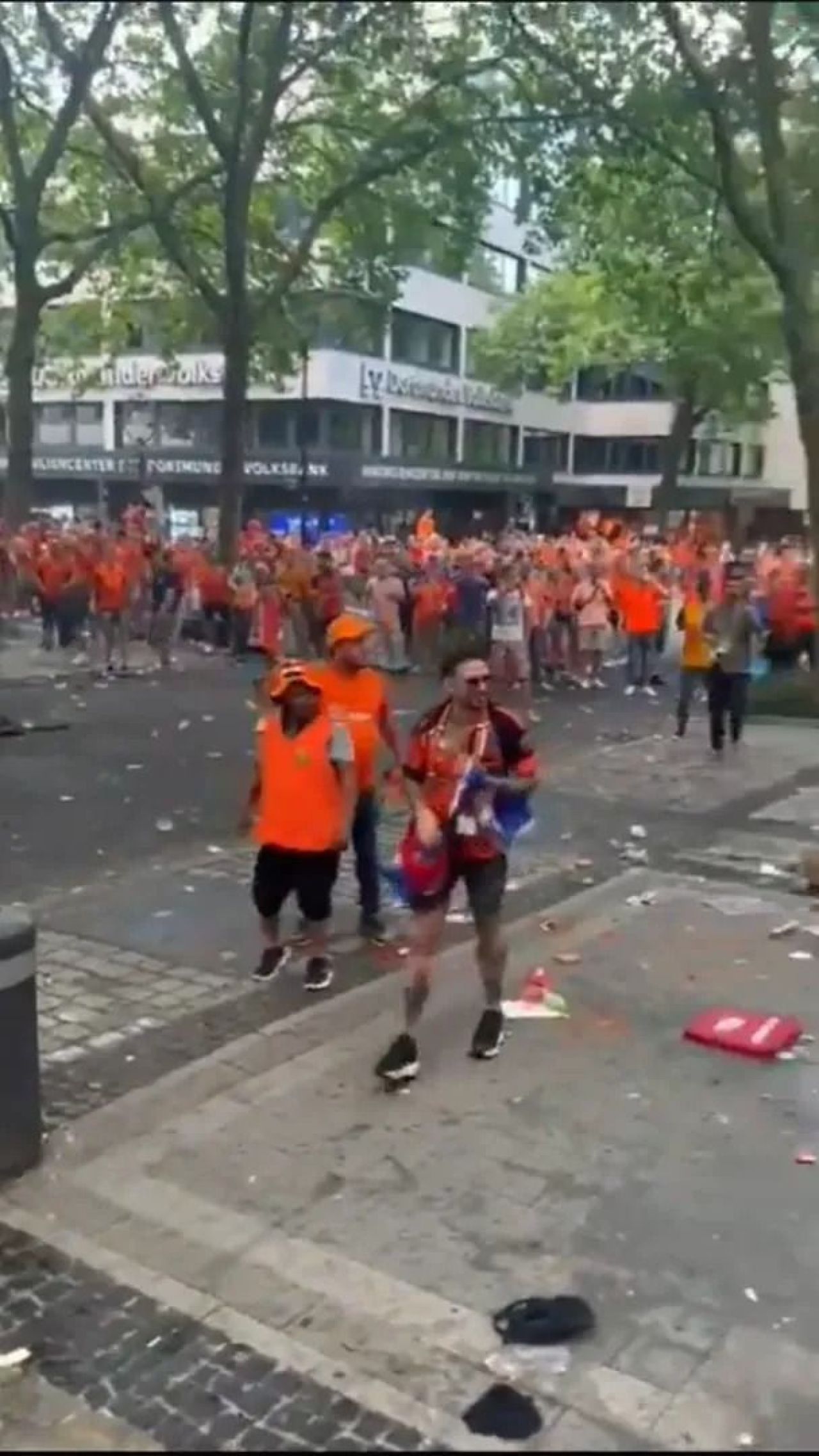 Scene șocante înainte de Olanda - Anglia! Au devastat un bar și s-au bătut cu scaune și televizoare_59