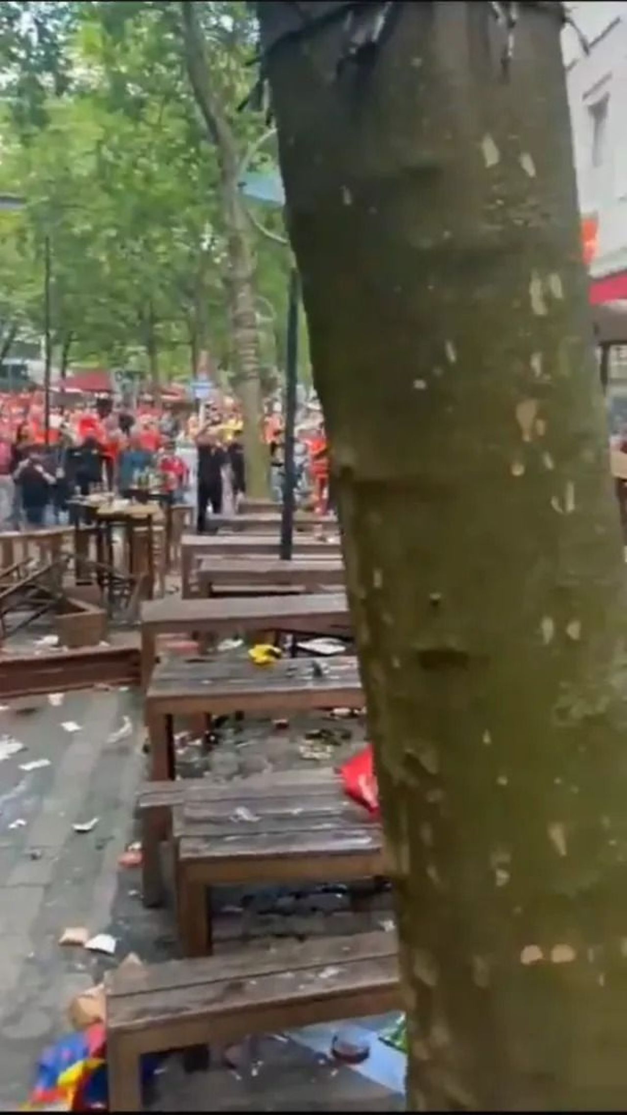 Scene șocante înainte de Olanda - Anglia! Au devastat un bar și s-au bătut cu scaune și televizoare_61