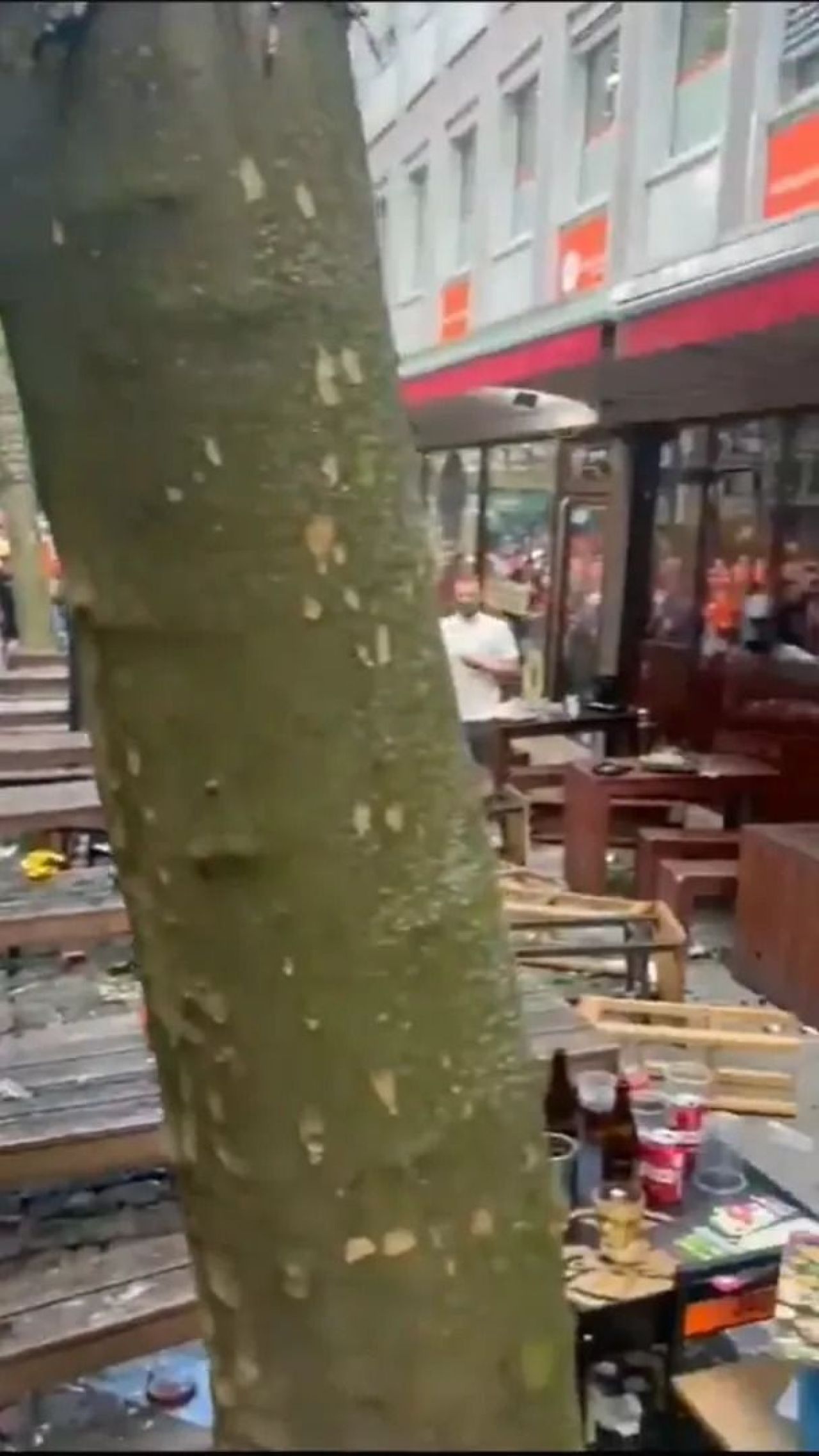Scene șocante înainte de Olanda - Anglia! Au devastat un bar și s-au bătut cu scaune și televizoare_63