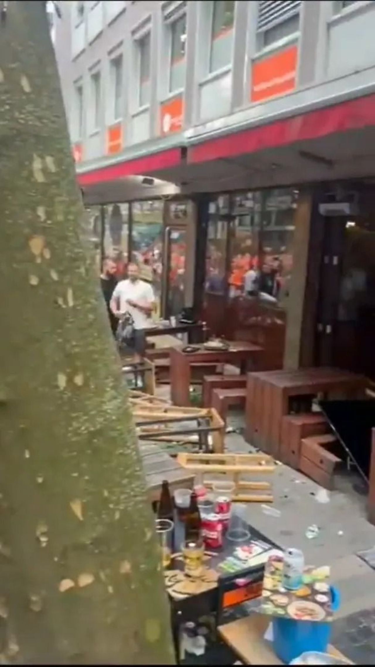 Scene șocante înainte de Olanda - Anglia! Au devastat un bar și s-au bătut cu scaune și televizoare_64
