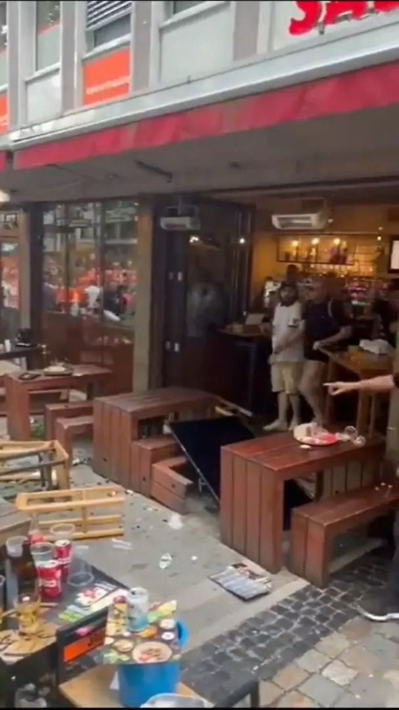 Scene șocante înainte de Olanda - Anglia! Au devastat un bar și s-au bătut cu scaune și televizoare_66