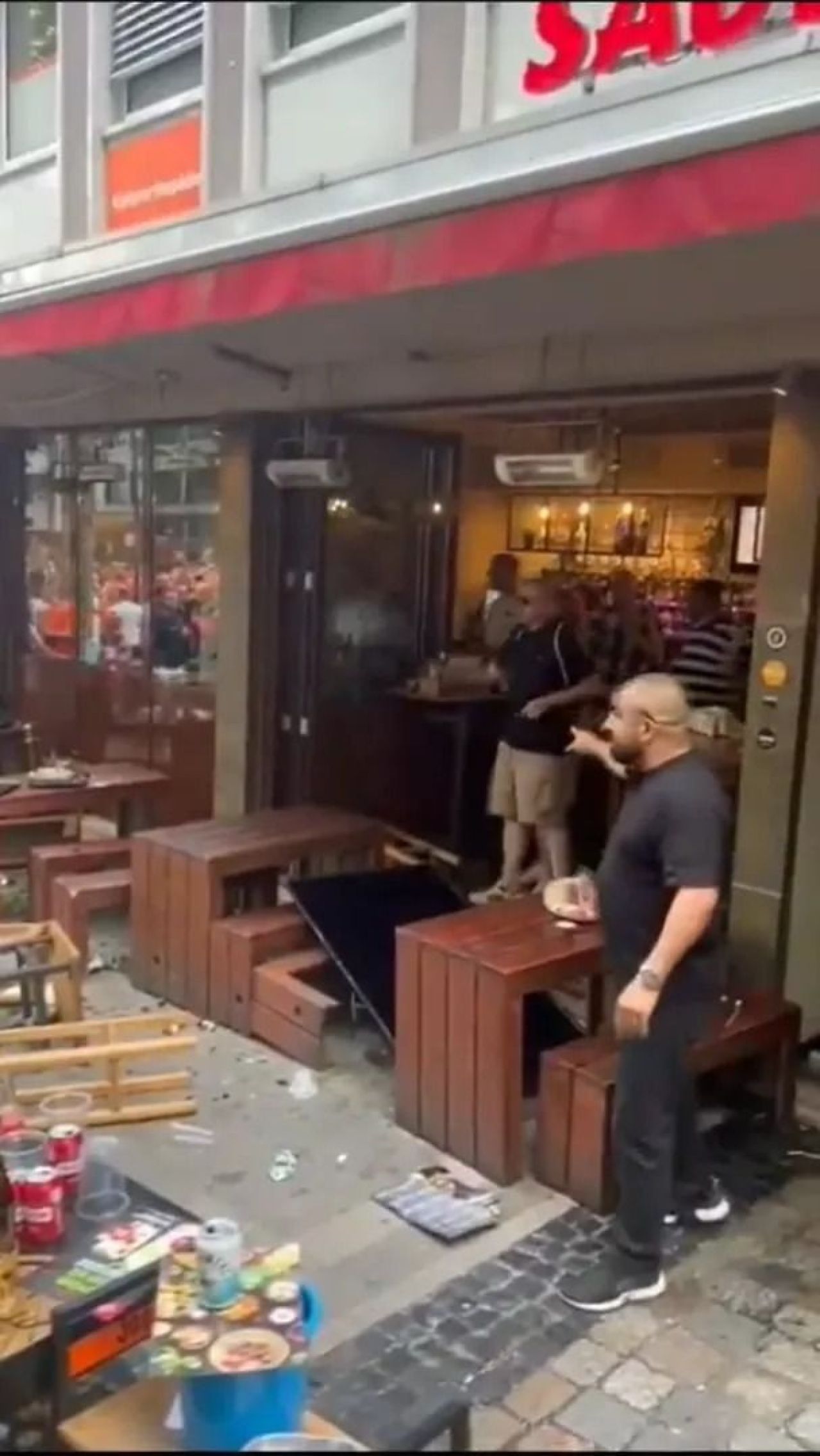 Scene șocante înainte de Olanda - Anglia! Au devastat un bar și s-au bătut cu scaune și televizoare_68