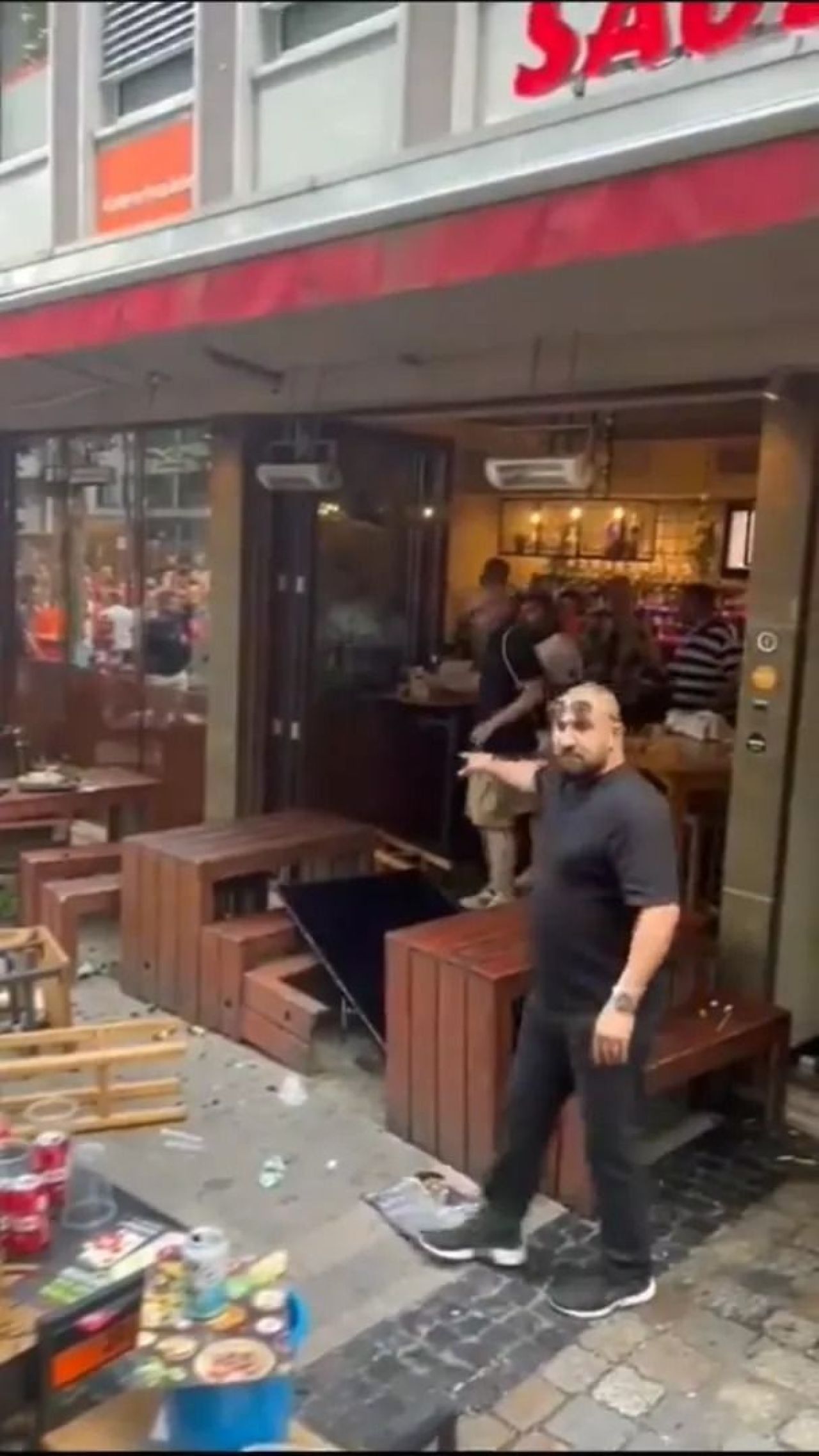 Scene șocante înainte de Olanda - Anglia! Au devastat un bar și s-au bătut cu scaune și televizoare_69