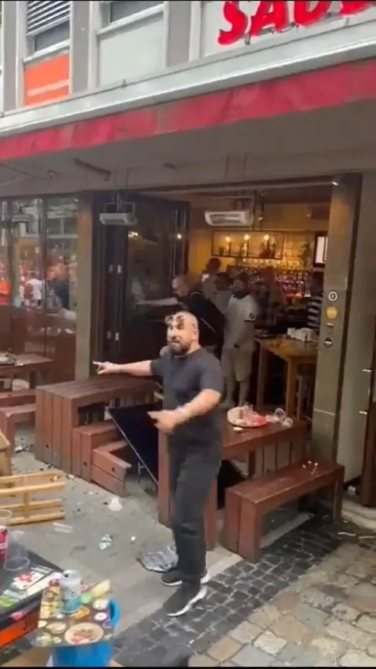 Scene șocante înainte de Olanda - Anglia! Au devastat un bar și s-au bătut cu scaune și televizoare_70