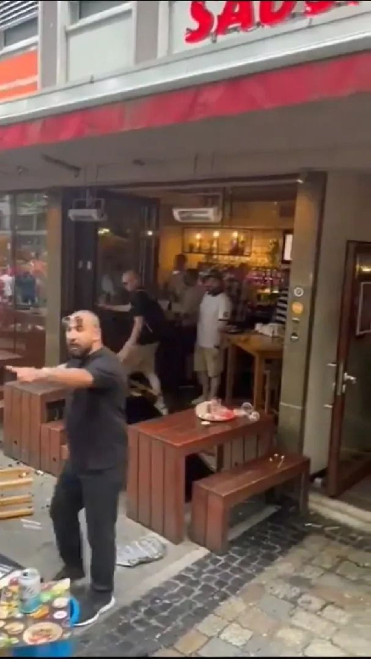 Scene șocante înainte de Olanda - Anglia! Au devastat un bar și s-au bătut cu scaune și televizoare_71
