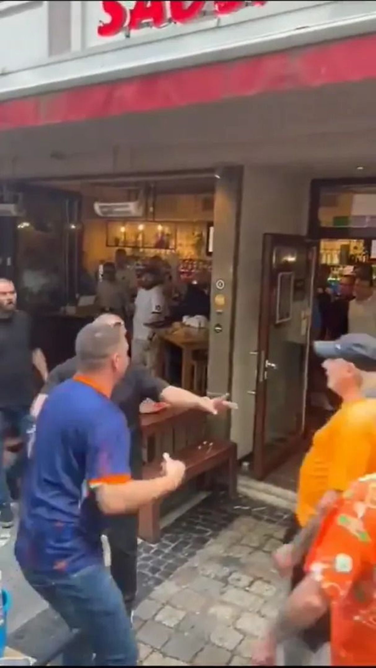 Scene șocante înainte de Olanda - Anglia! Au devastat un bar și s-au bătut cu scaune și televizoare_75