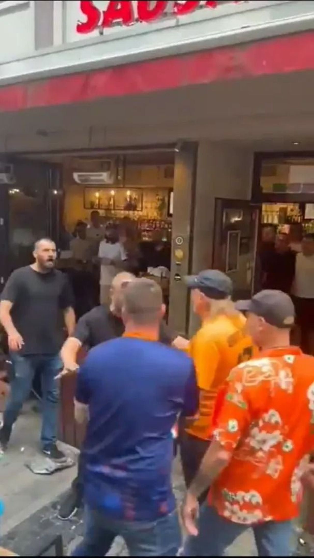 Scene șocante înainte de Olanda - Anglia! Au devastat un bar și s-au bătut cu scaune și televizoare_76