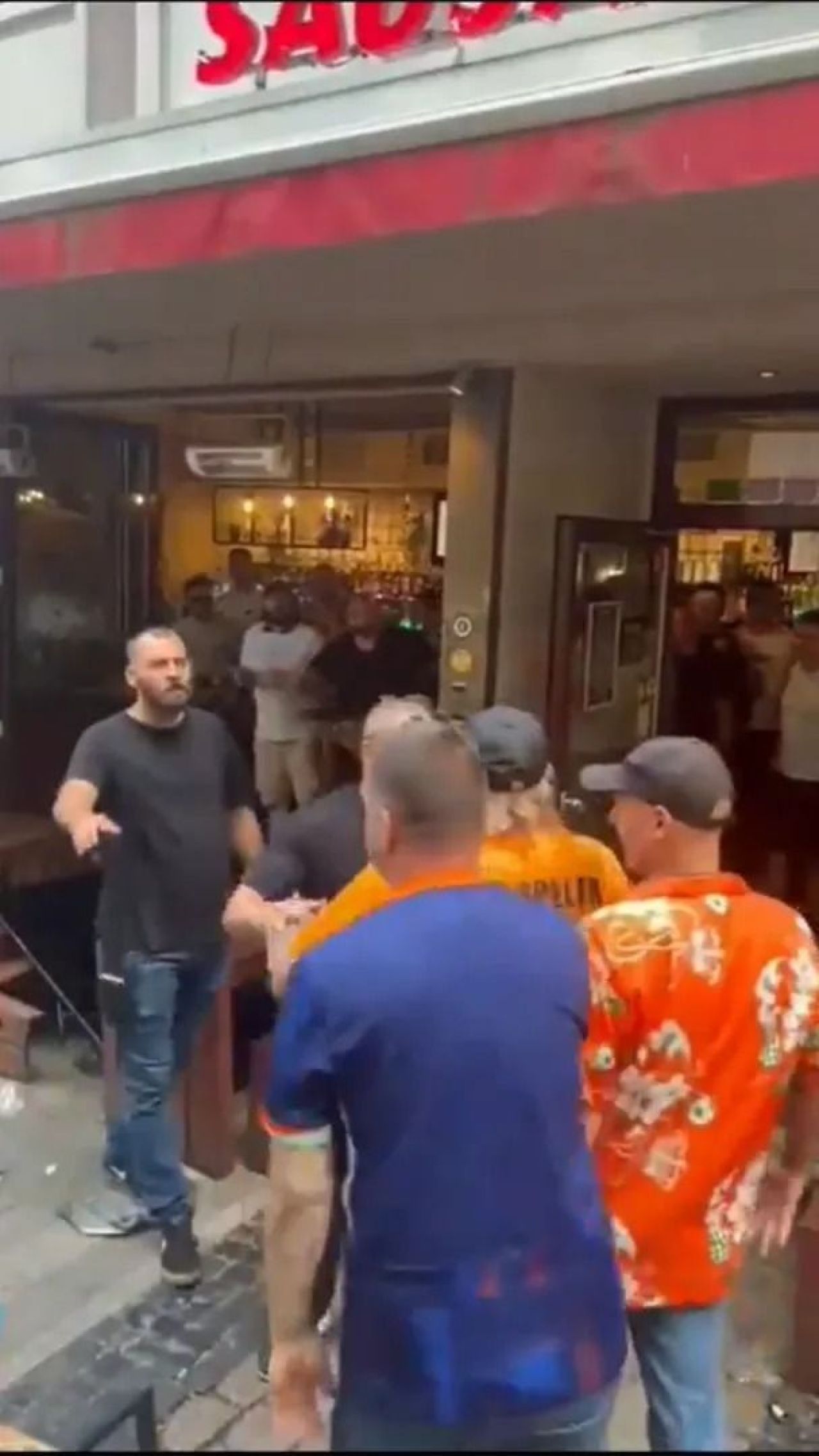 Scene șocante înainte de Olanda - Anglia! Au devastat un bar și s-au bătut cu scaune și televizoare_77