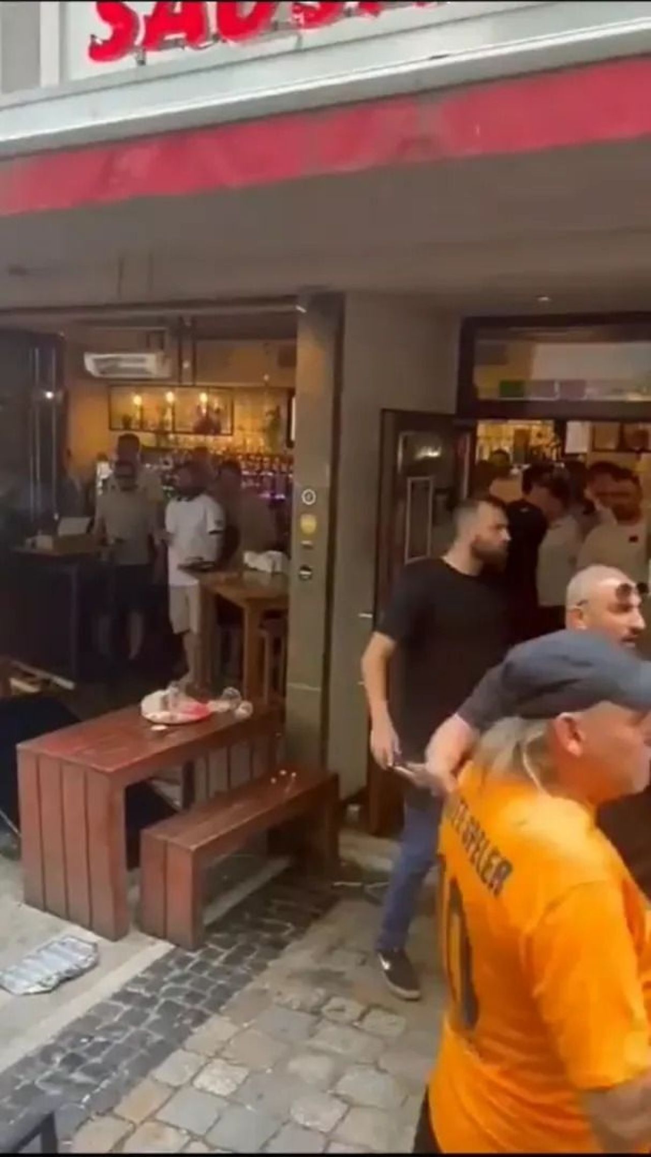 Scene șocante înainte de Olanda - Anglia! Au devastat un bar și s-au bătut cu scaune și televizoare_80