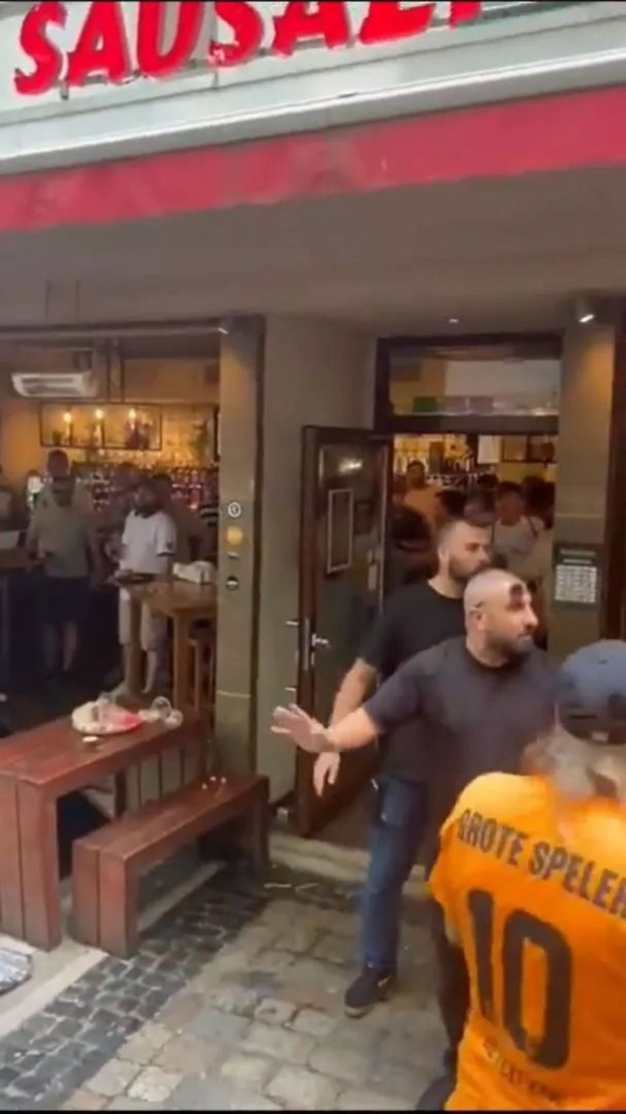 Scene șocante înainte de Olanda - Anglia! Au devastat un bar și s-au bătut cu scaune și televizoare_81