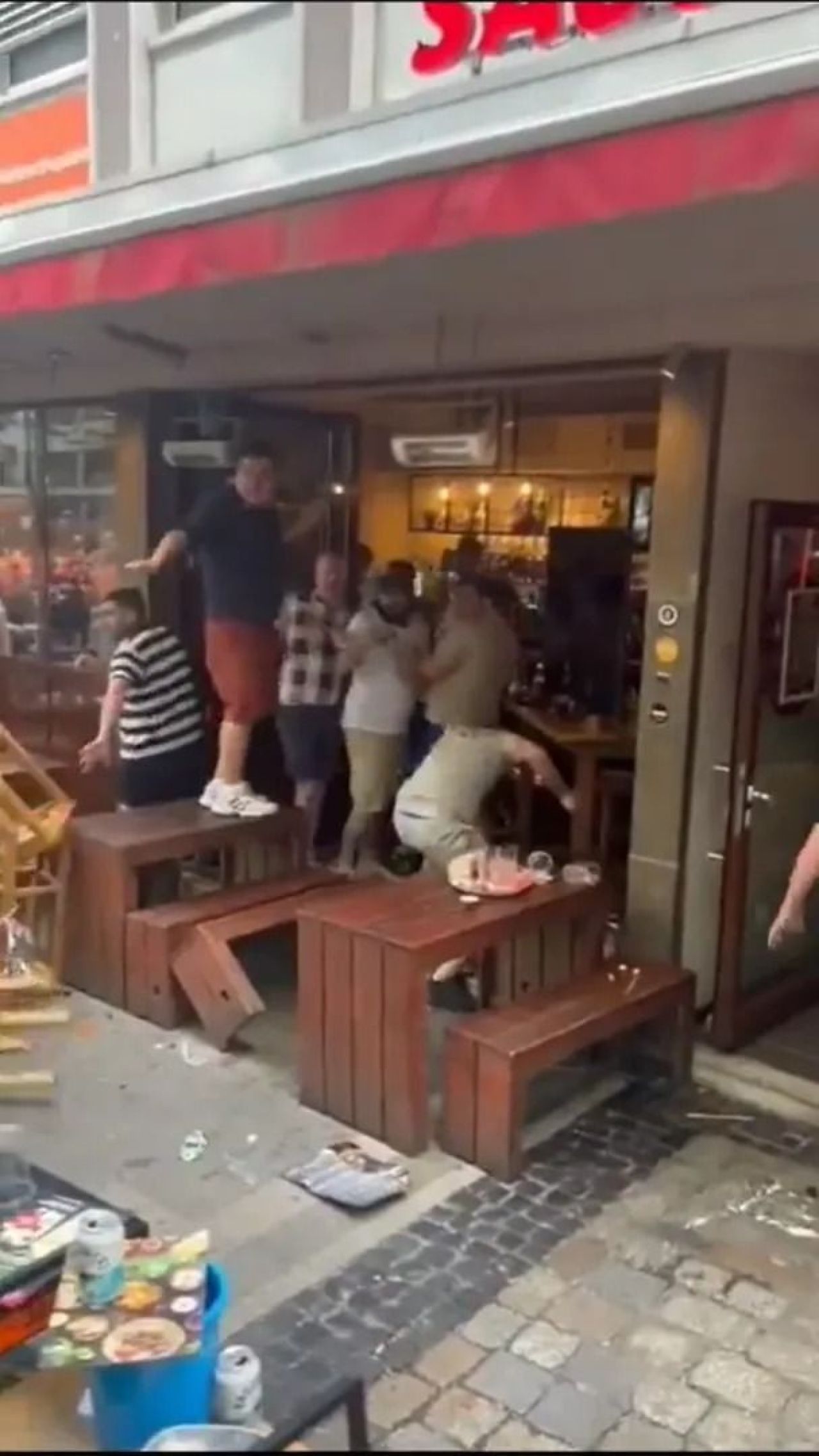 Scene șocante înainte de Olanda - Anglia! Au devastat un bar și s-au bătut cu scaune și televizoare_82