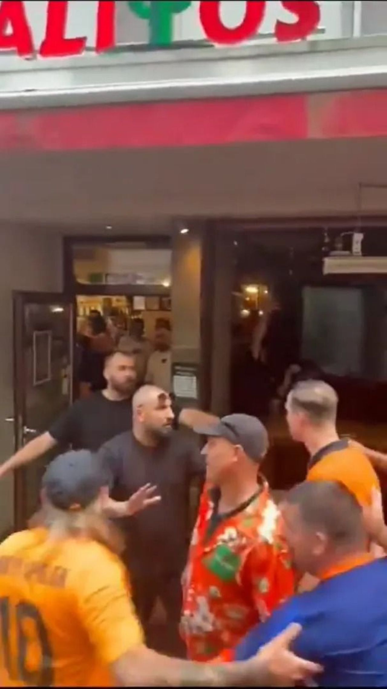 Scene șocante înainte de Olanda - Anglia! Au devastat un bar și s-au bătut cu scaune și televizoare_84